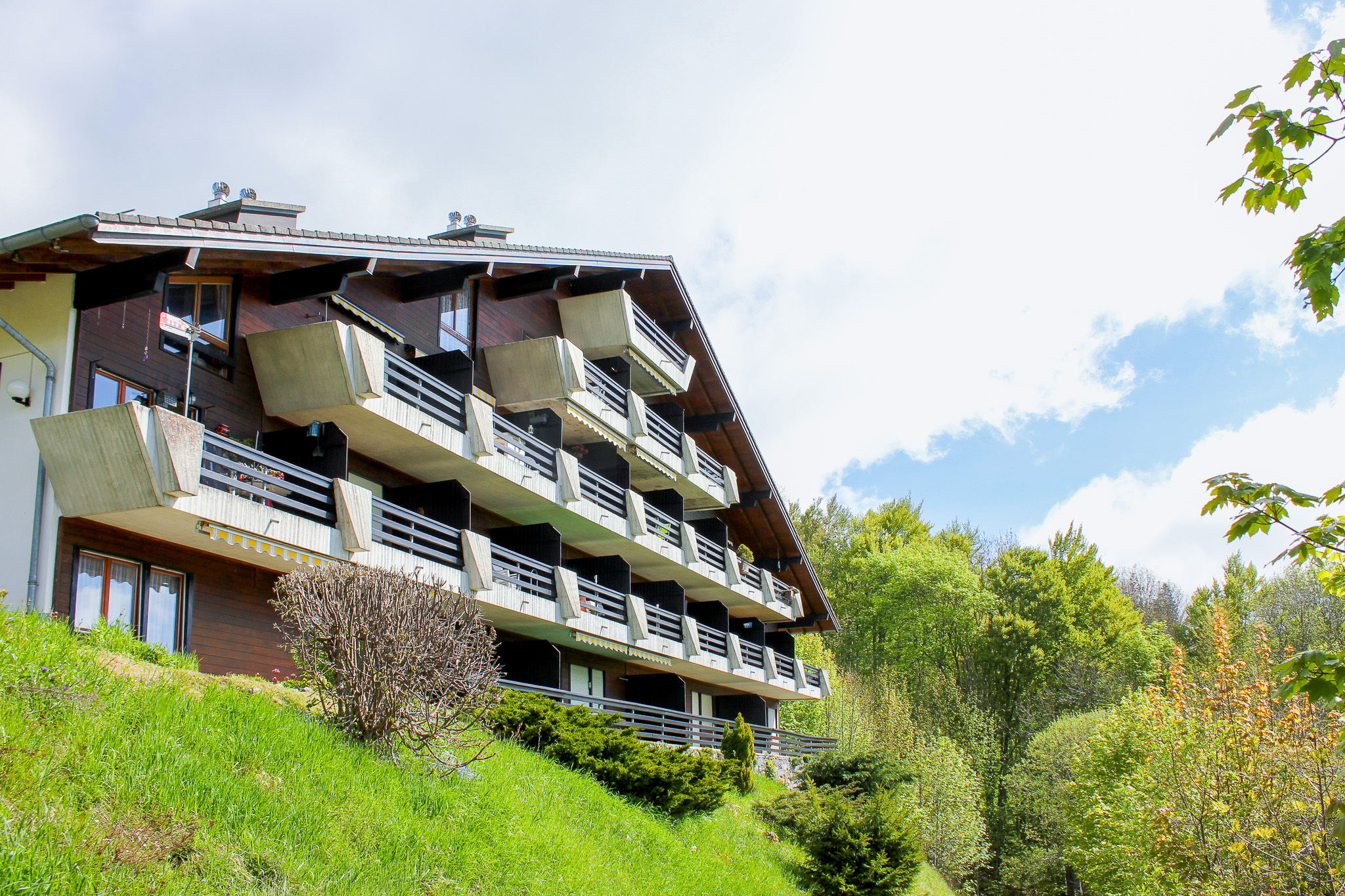 Alpenwohnhaus mit Balkonen