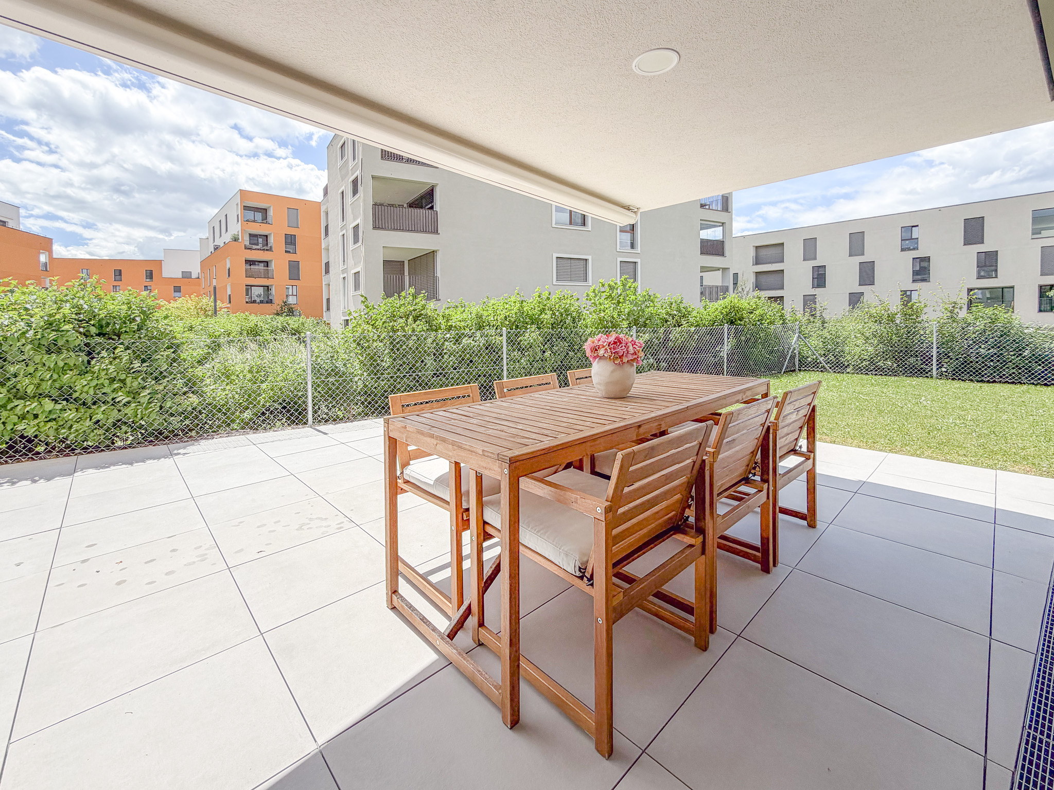 Überdachte Terrasse mit Gartenblick