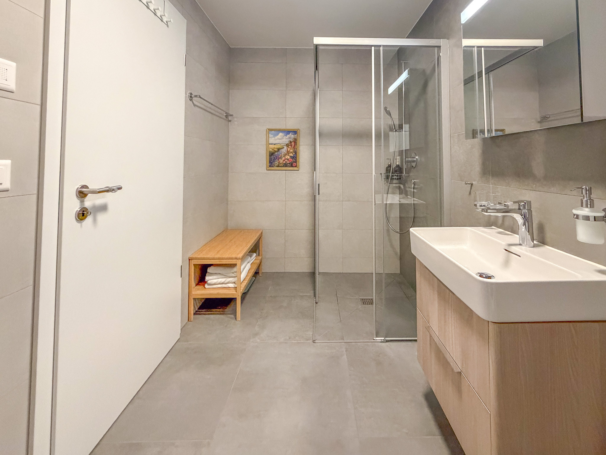 Modernes Badezimmer mit Glasdusche und Waschtisch