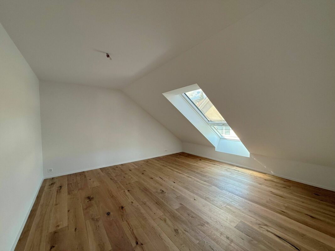 Dachgeschosszimmer mit Dachfenster