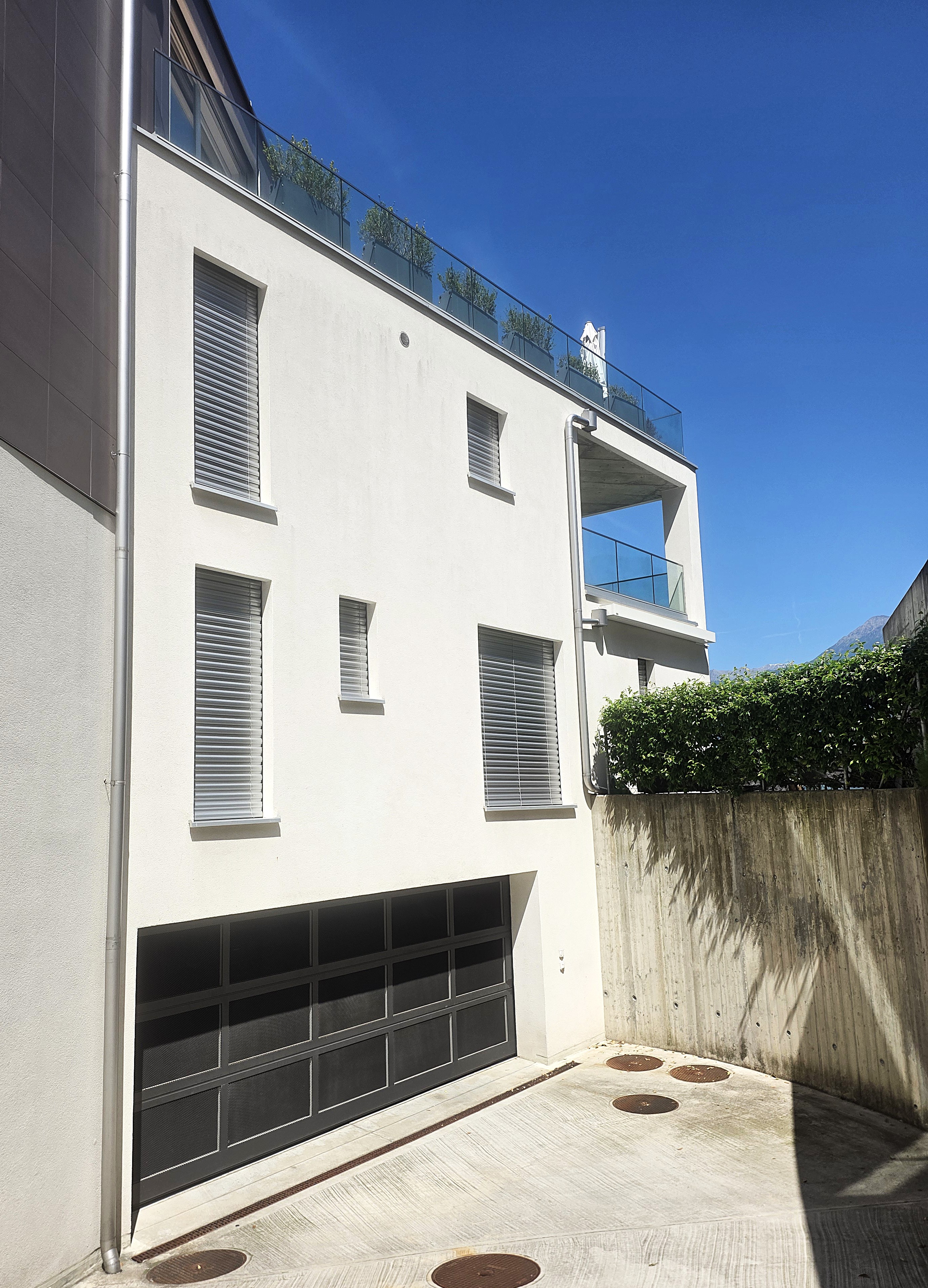Moderne Außenansicht eines Wohngebäudes mit Garage