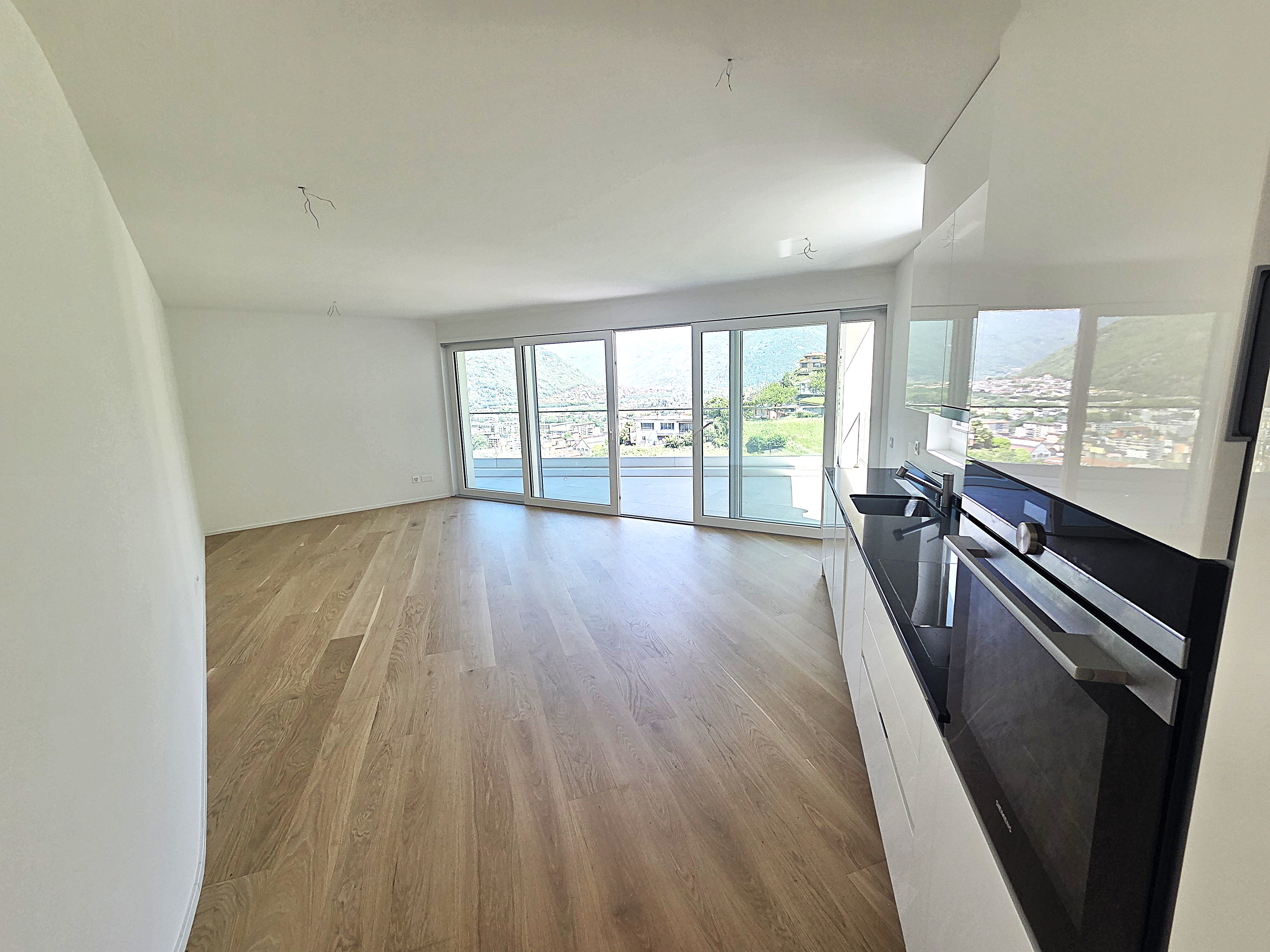 Offener Wohnbereich mit Panoramafenstern und Talblick