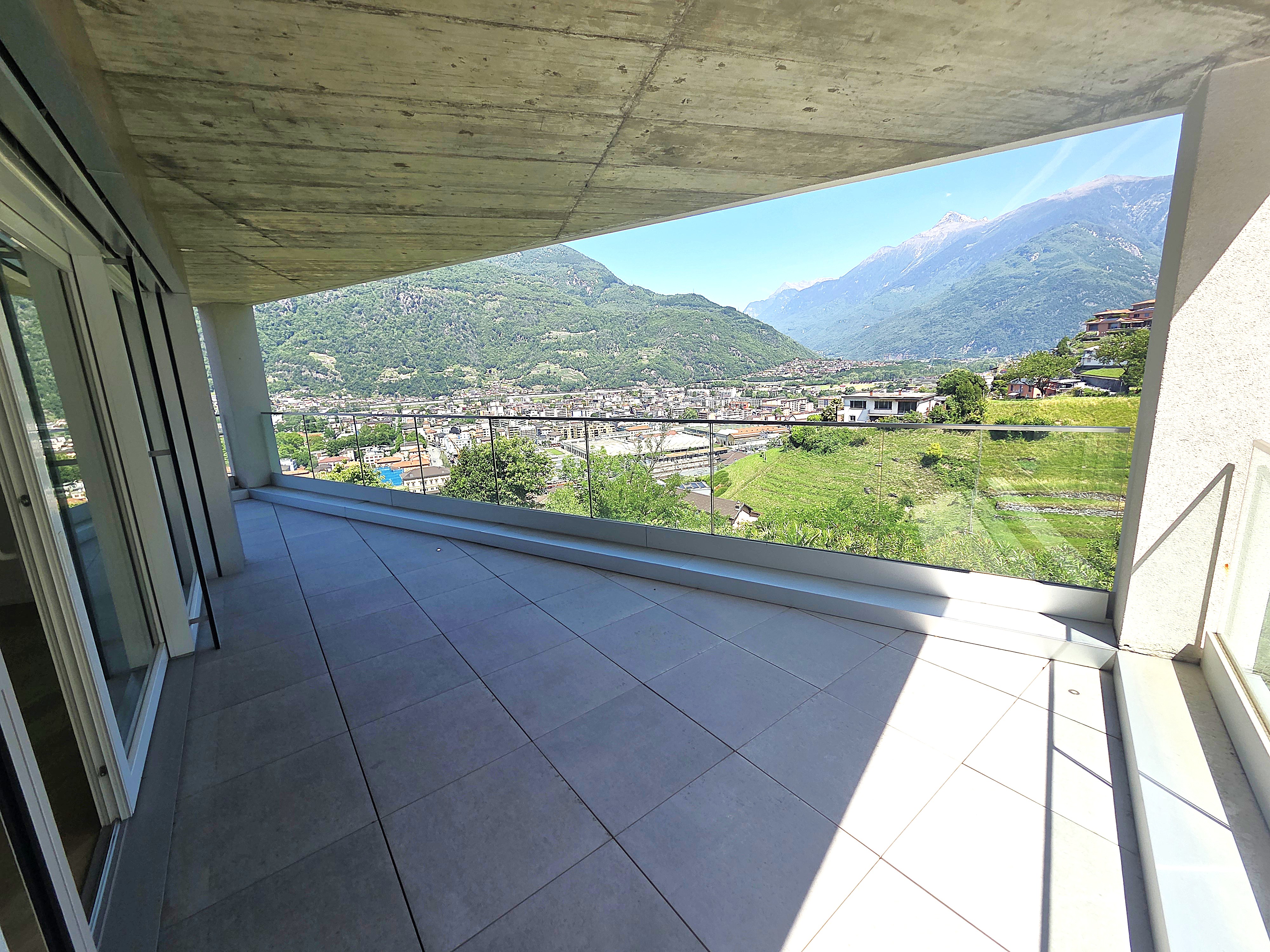 Überdachte Terrasse mit Bergblick