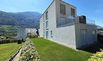 Modernes Haus mit Garten und Bergblick