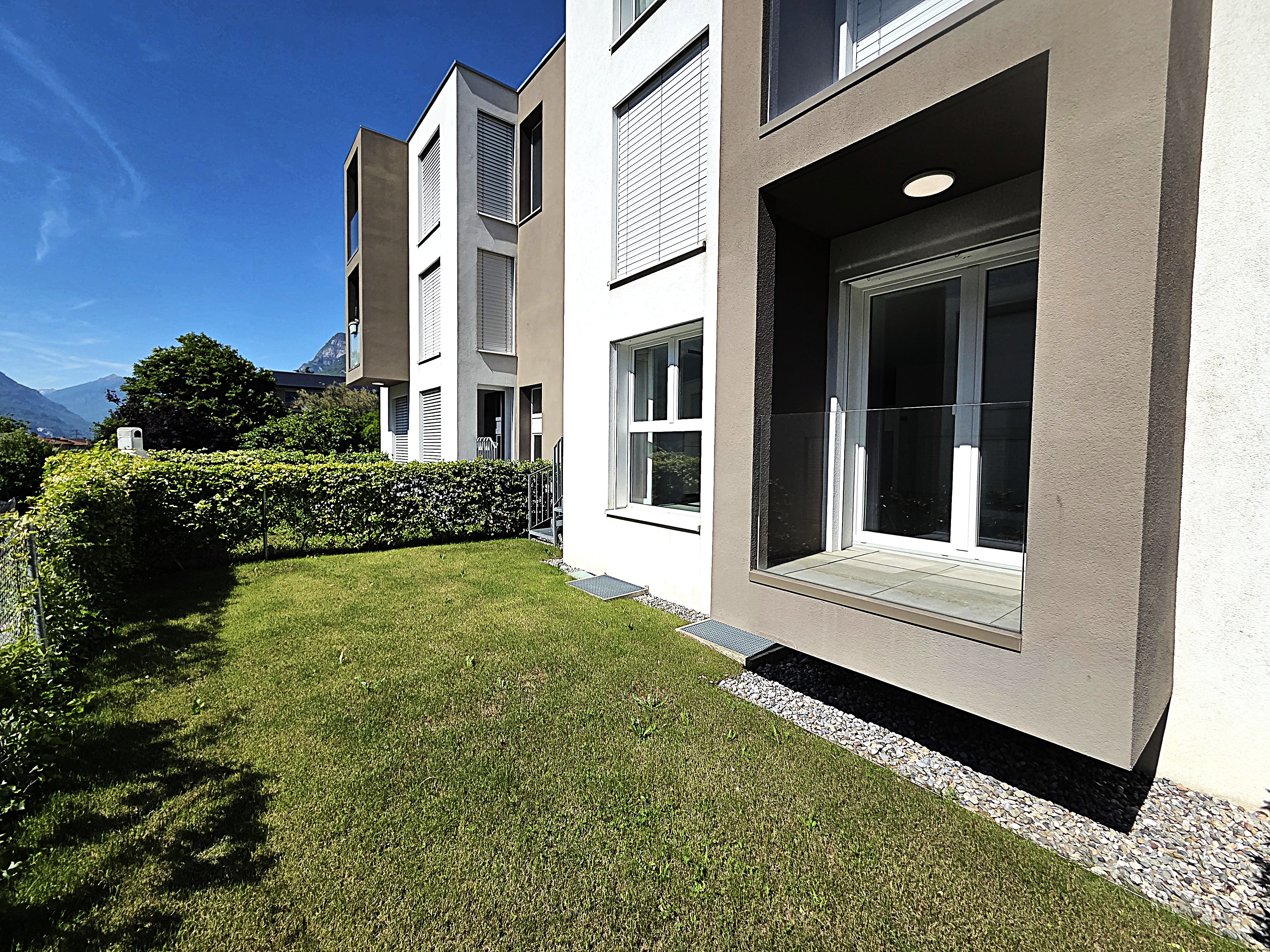 Modernes Wohngebäude mit Garten und Bergblick