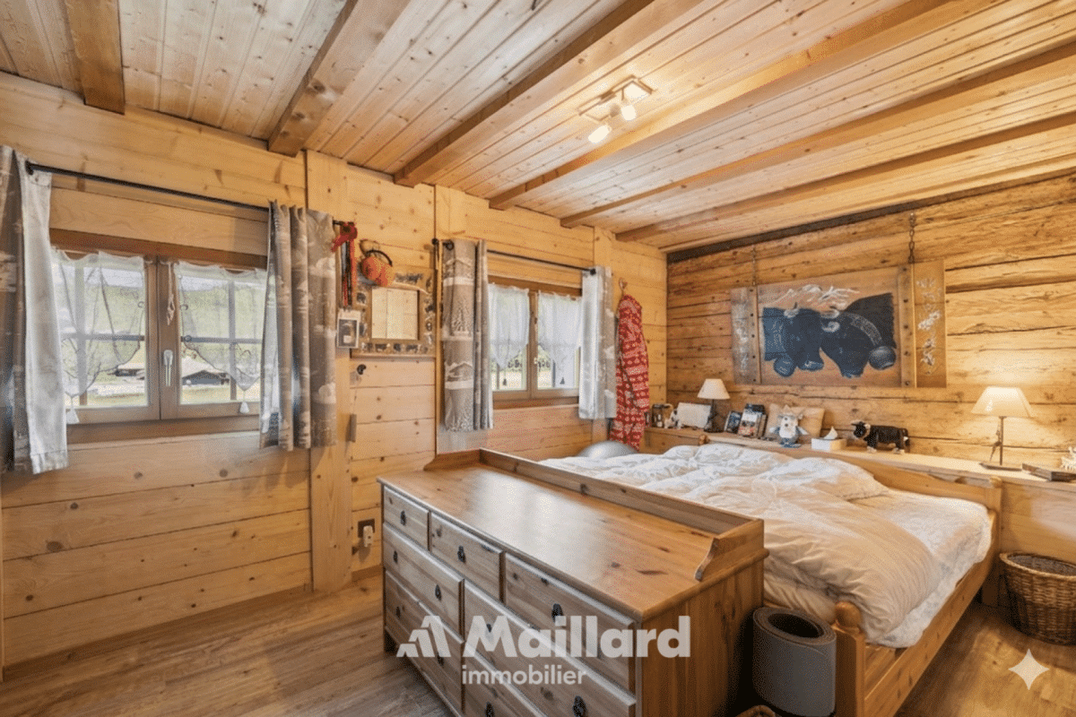Rustikales Schlafzimmer mit Holzvertäfelung
