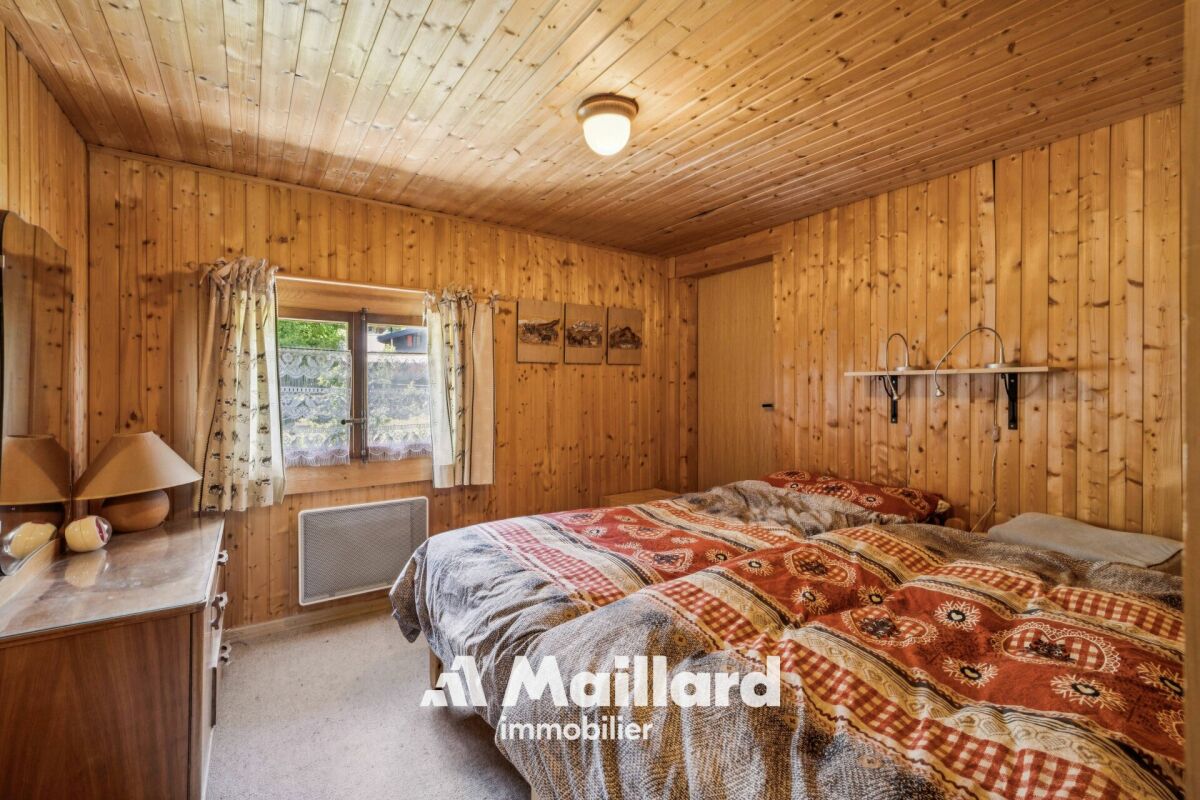 Holzvertäfeltes Schlafzimmer mit zwei Betten