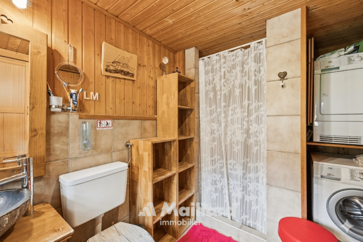 Rustikales Badezimmer mit Holzverkleidung