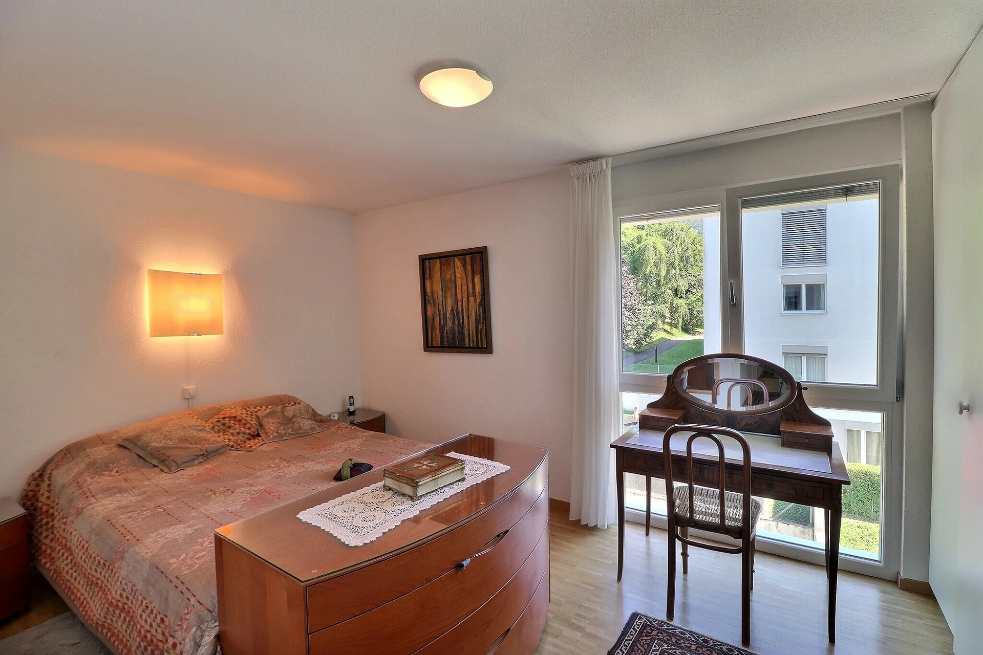 Schlafzimmer mit Tageslicht und Schminktisch