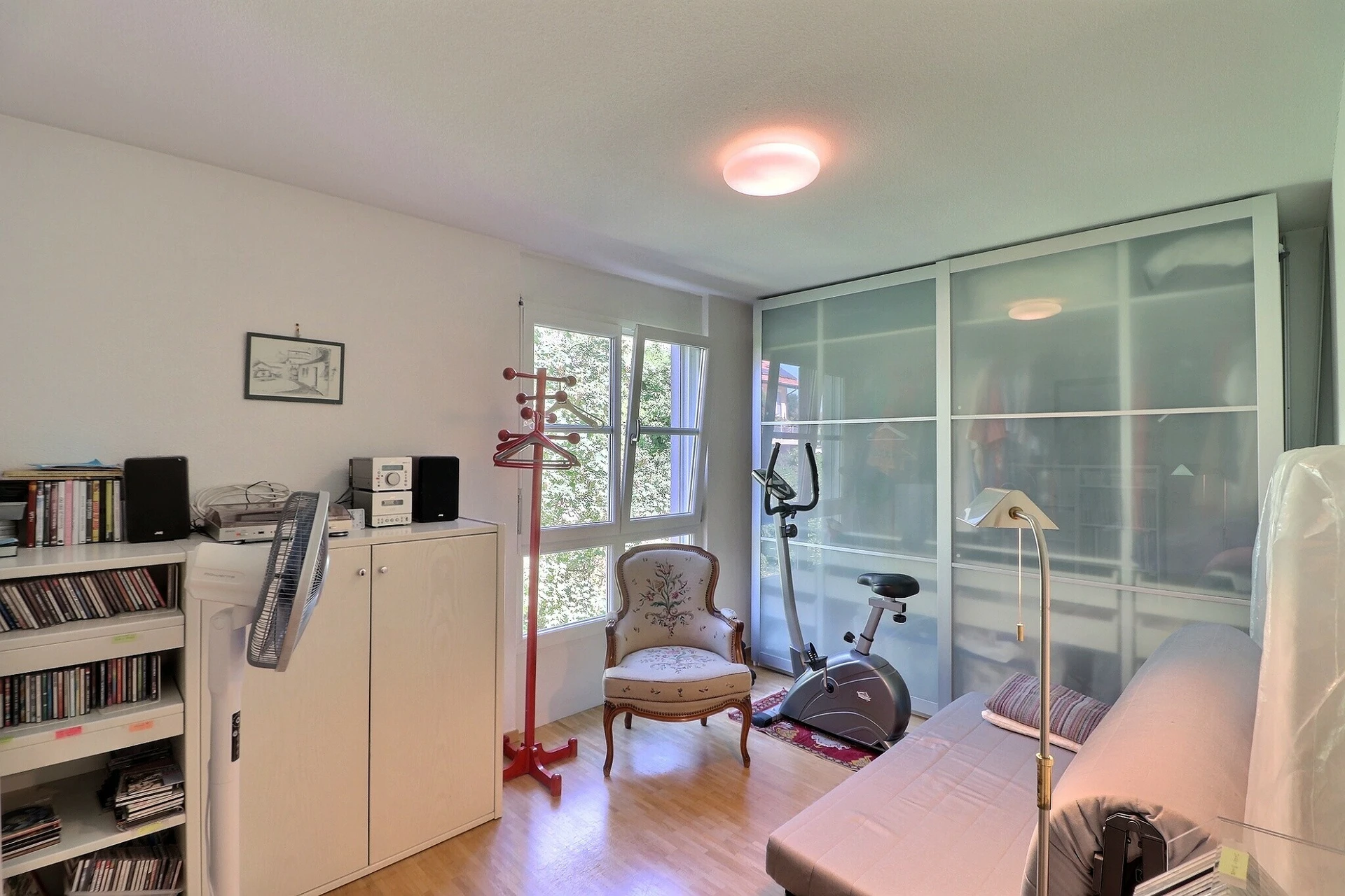 Helles Arbeits- bzw. Gästezimmer mit Tageslicht