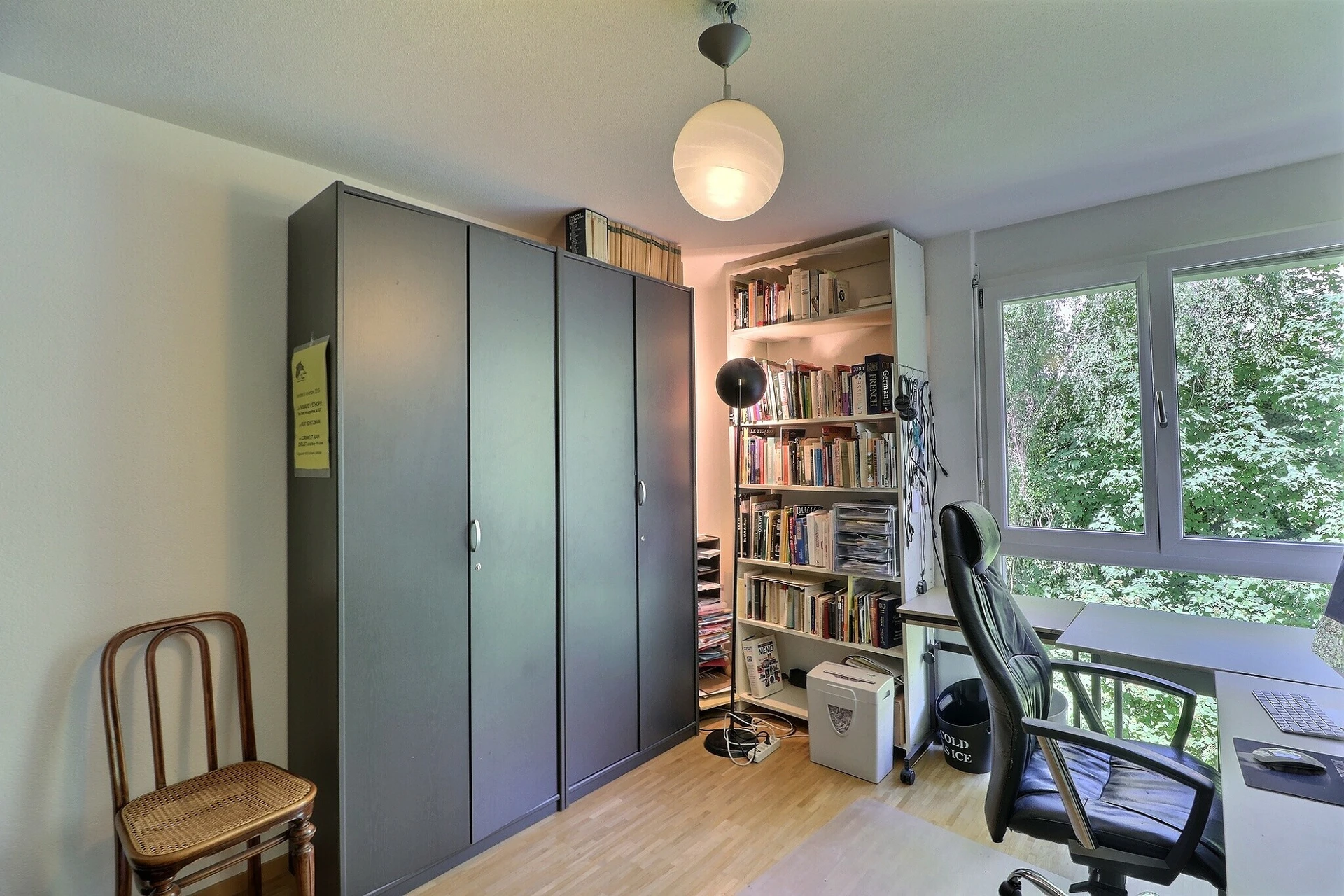 Arbeitszimmer mit Schrankwand und Fensterblick