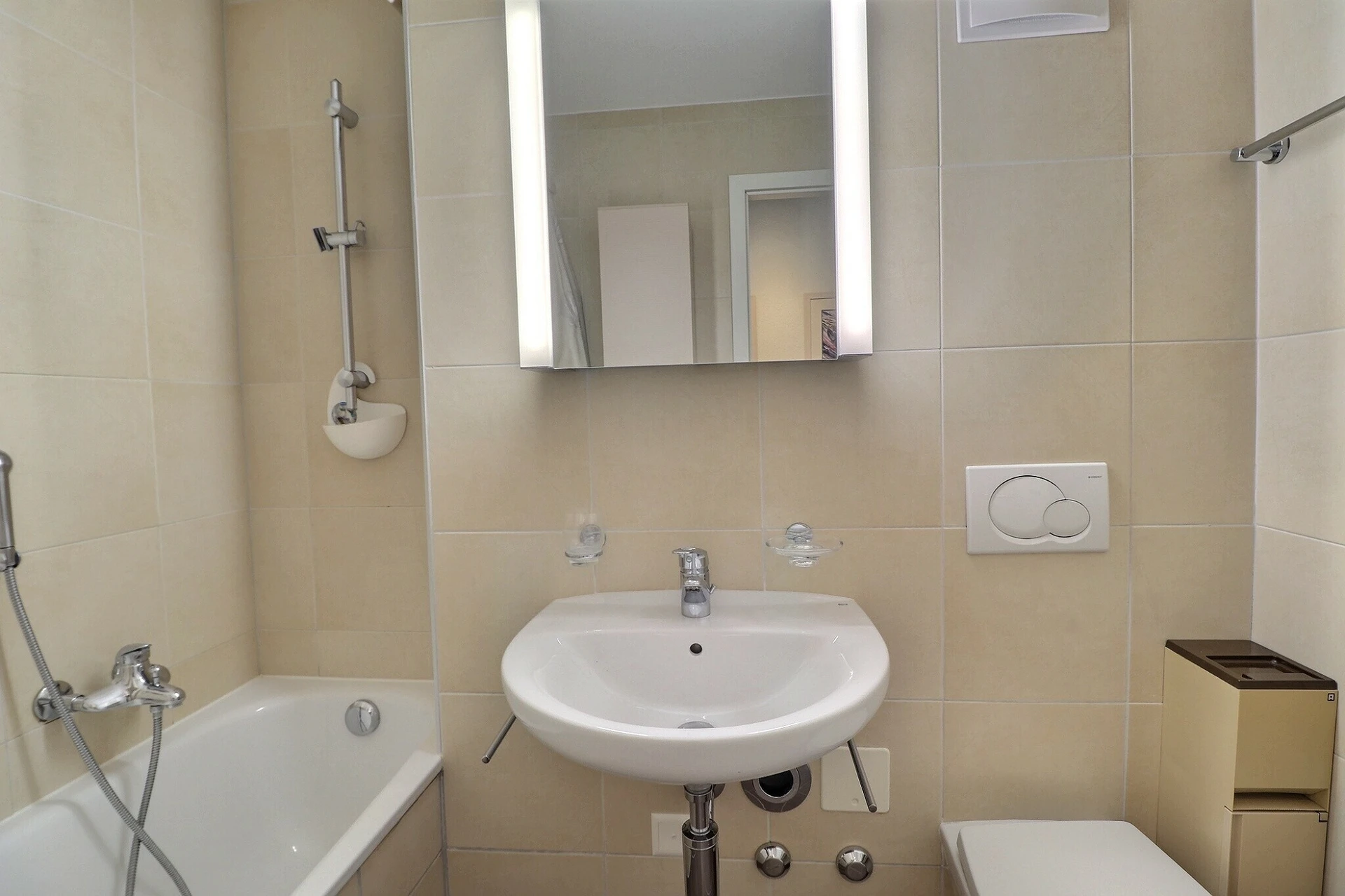 Modernes Badezimmer mit Badewanne und Waschbecken