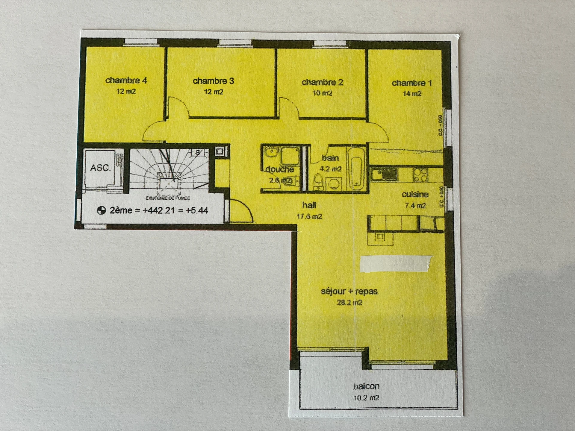 Grundriss einer Wohnung mit 4 Schlafzimmern, Wohnzimmer, Küche, Bad, Dusche, Flur und Balkon