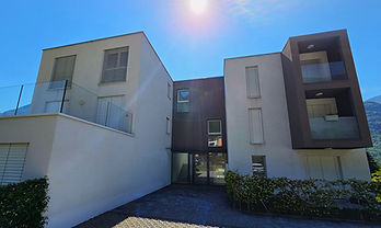 Modernes Wohngebäude mit klarer Fassade