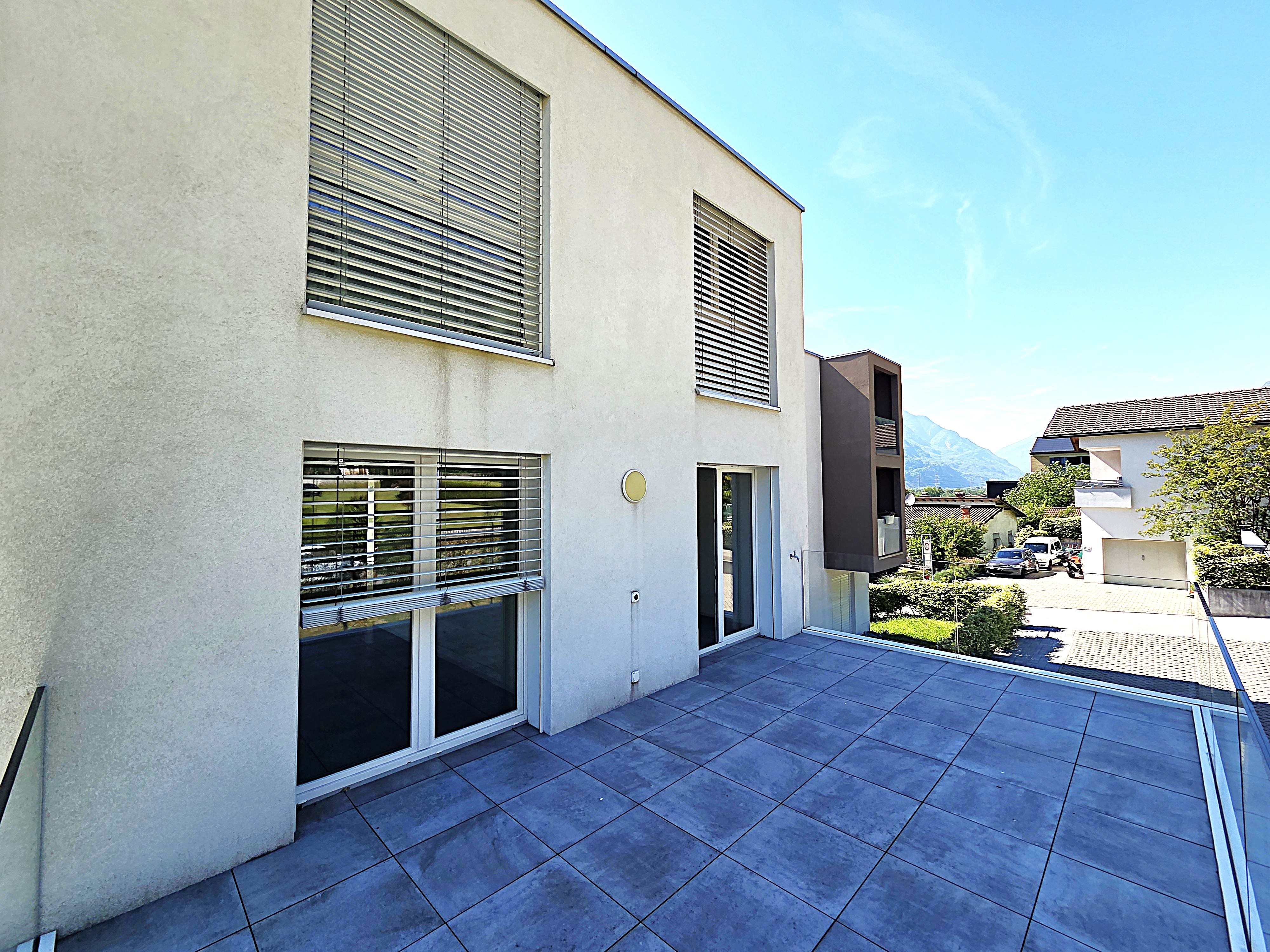 Moderne Terrasse mit Bergblick