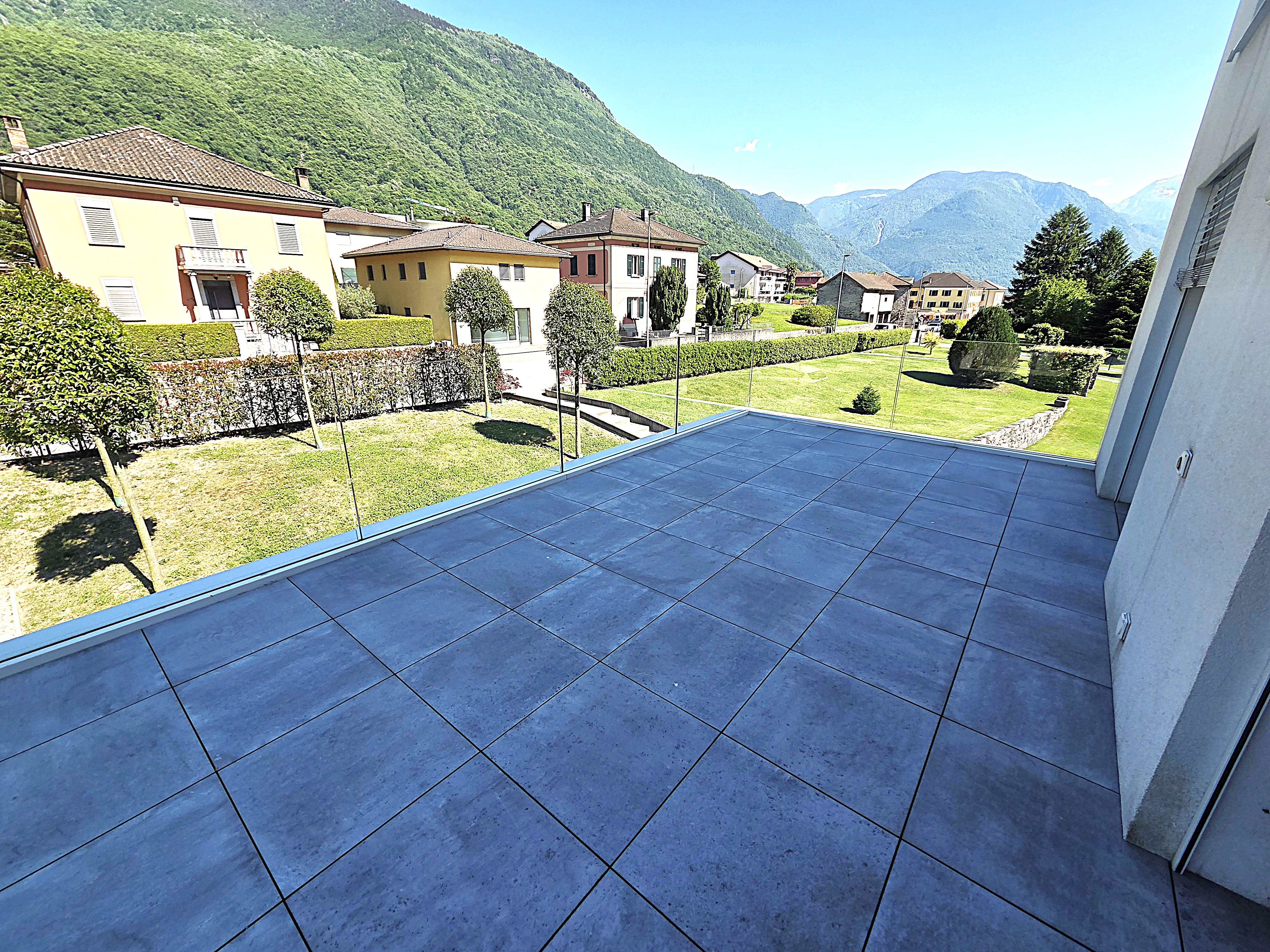 Balkon mit Berg- und Gartenblick