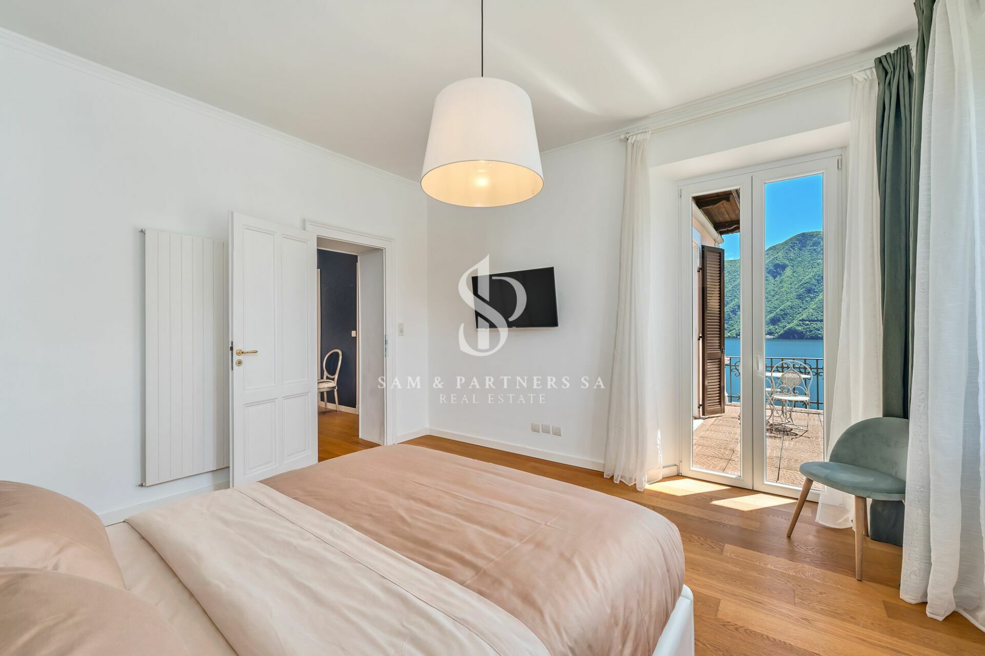 Helles Schlafzimmer mit Balkonblick
