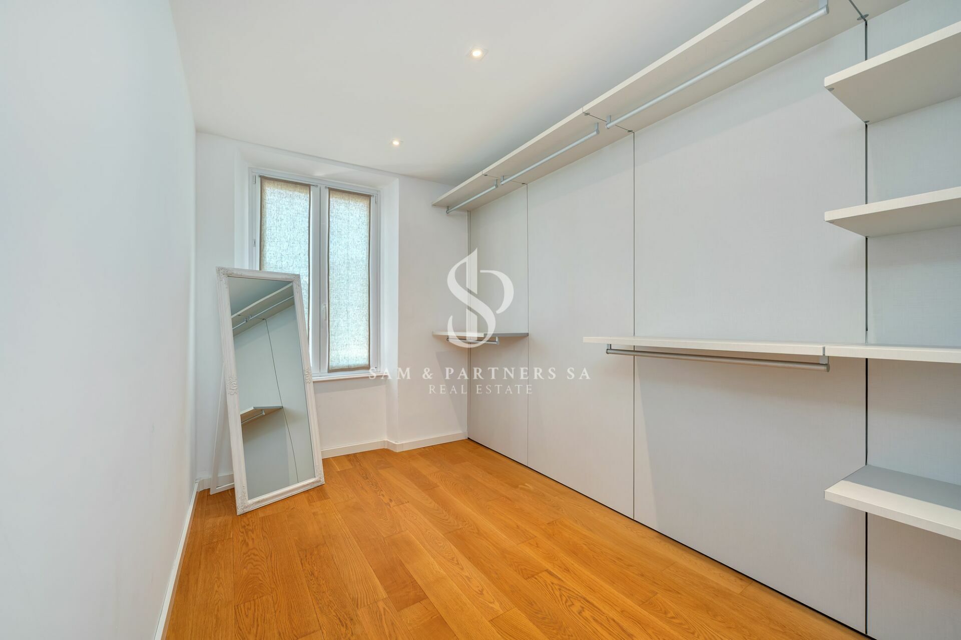 Begehbarer Kleiderschrank mit Fenster