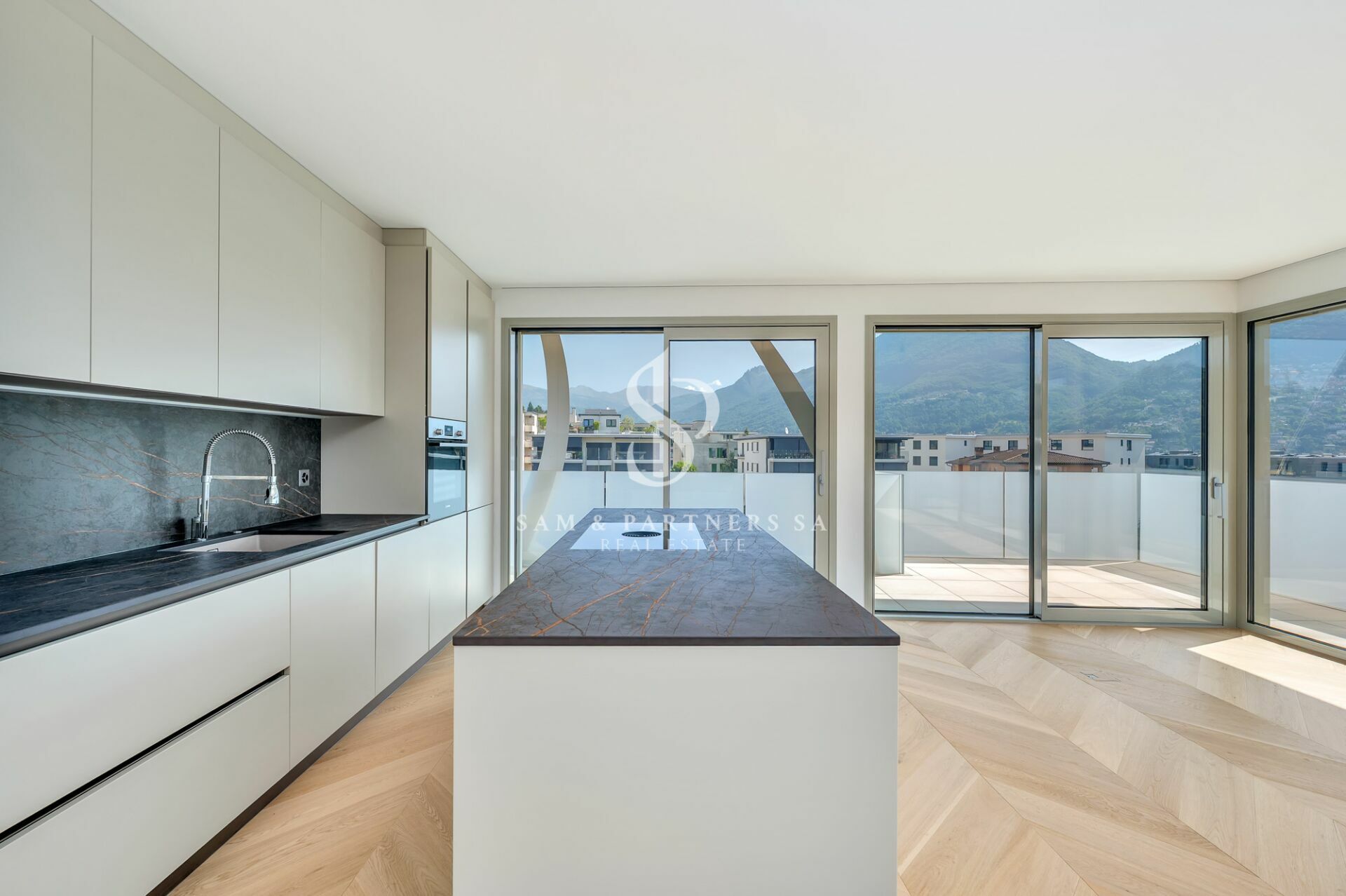 Moderne Wohnküche mit Bergblick