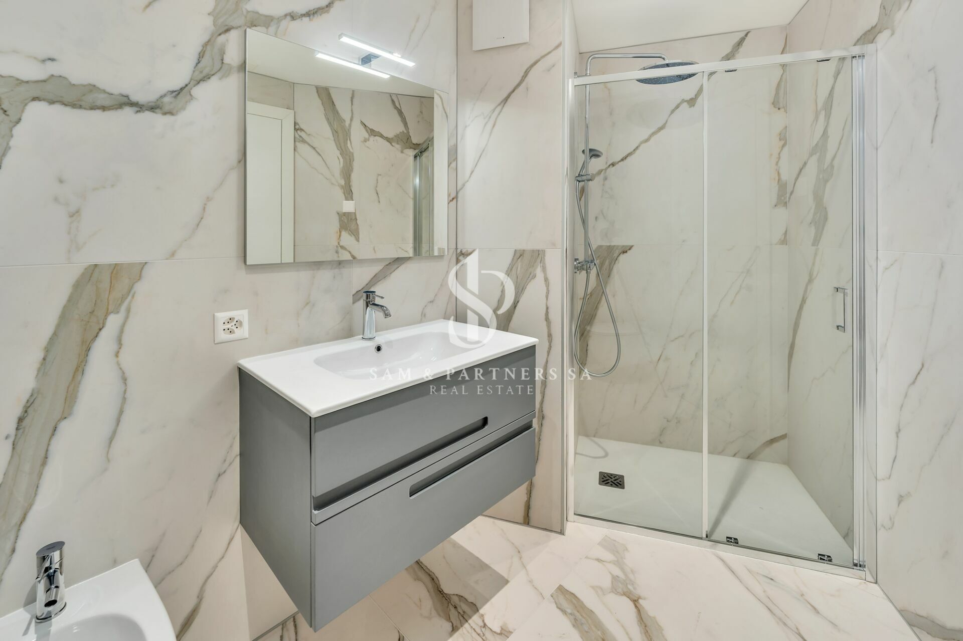 Modernes Badezimmer mit Marmoroptik