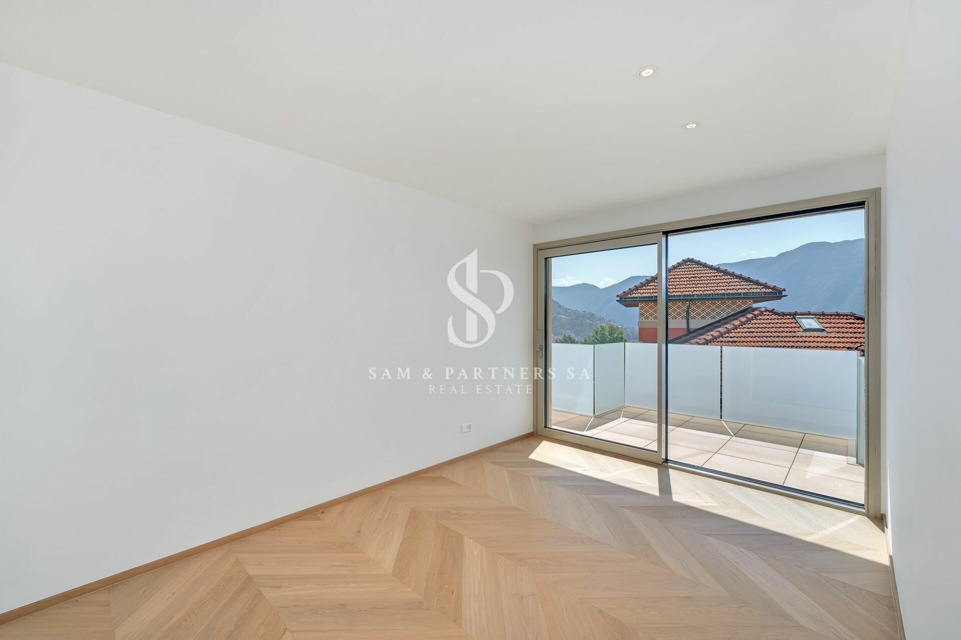 Helles, leeres Zimmer mit Balkon und Bergblick
