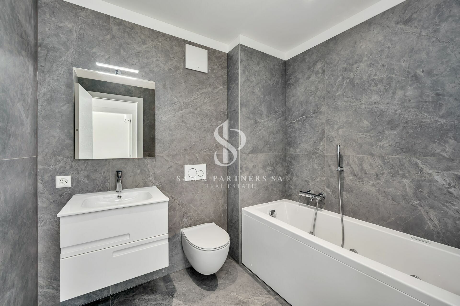 Modernes Badezimmer mit Badewanne und Waschtisch