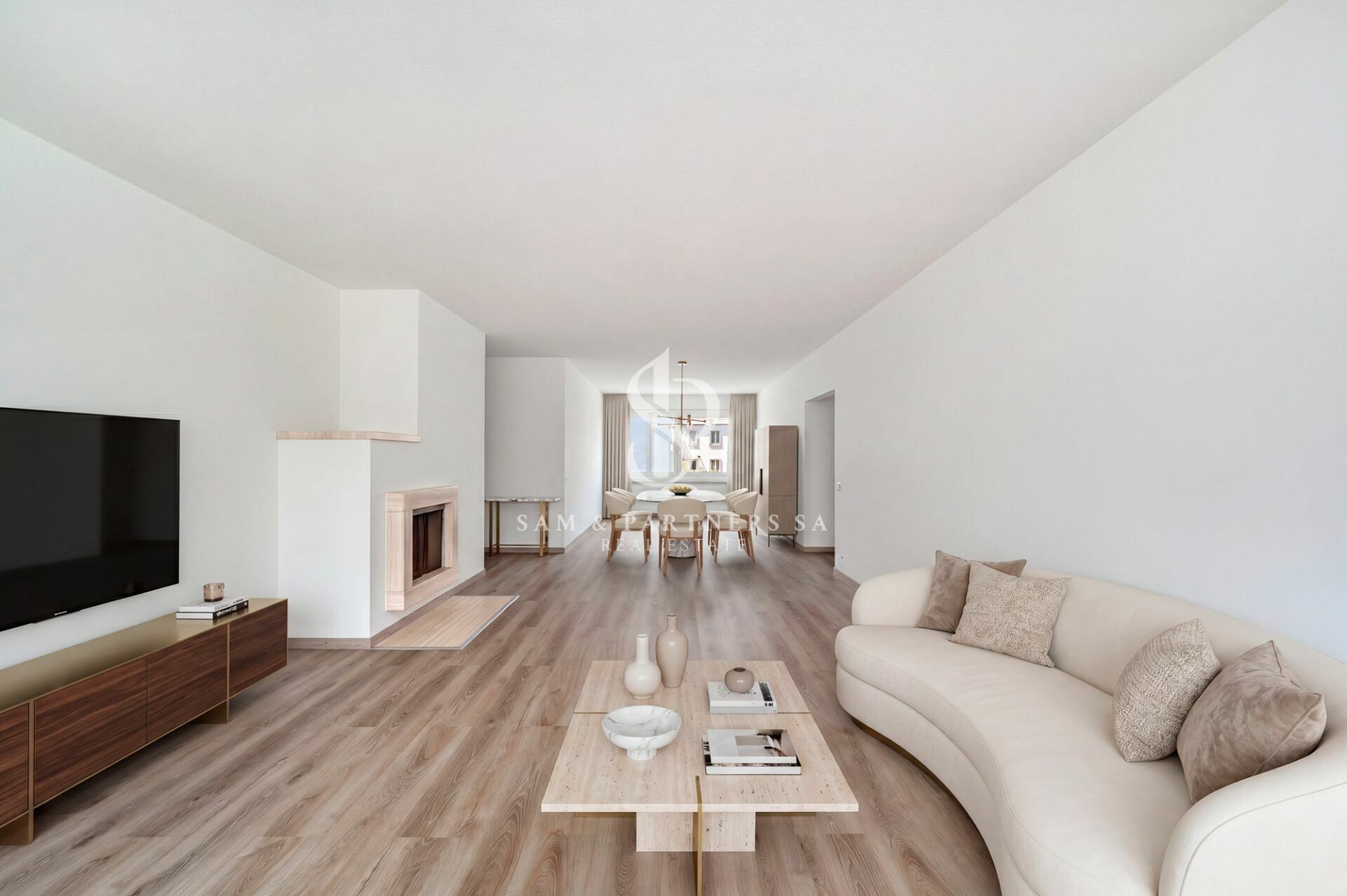 Helles, minimalistisches Wohnzimmer mit offener Esszone