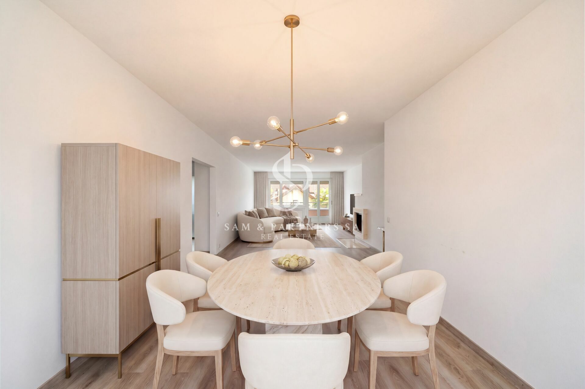 Moderner Essbereich mit Blick ins Wohnzimmer