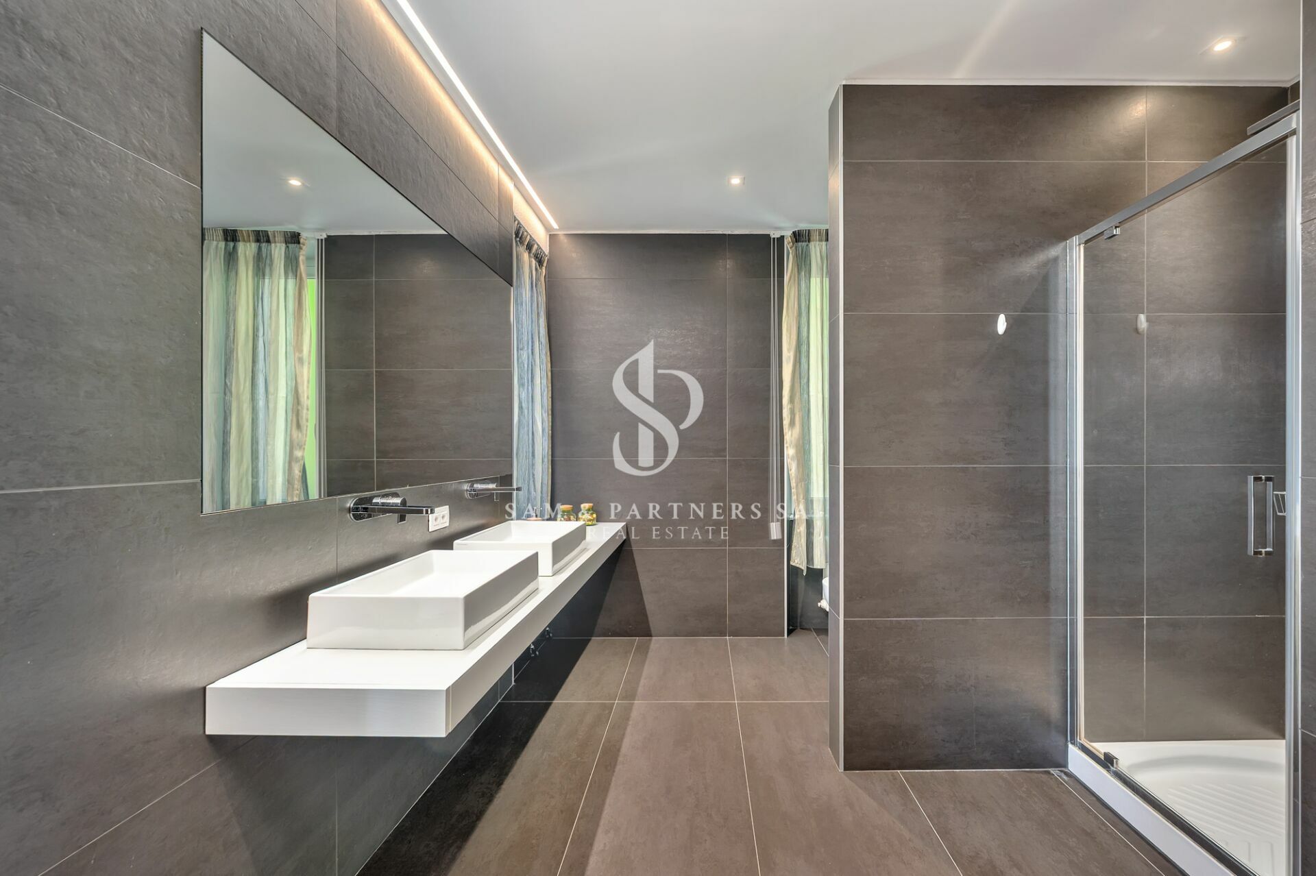 Modernes Badezimmer mit begehbarer Dusche