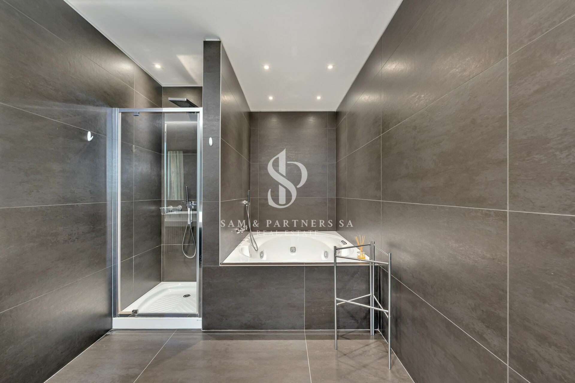 Modernes Badezimmer mit Whirlpool und Dusche