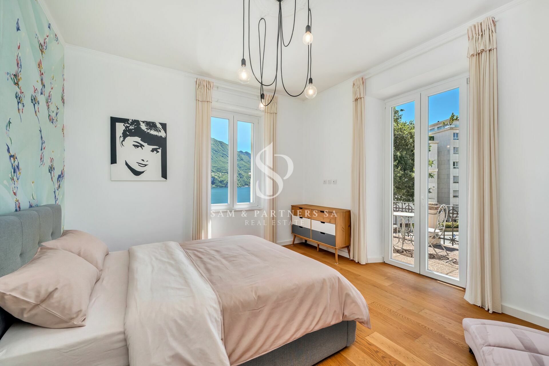 Helles Schlafzimmer mit Balkonblick