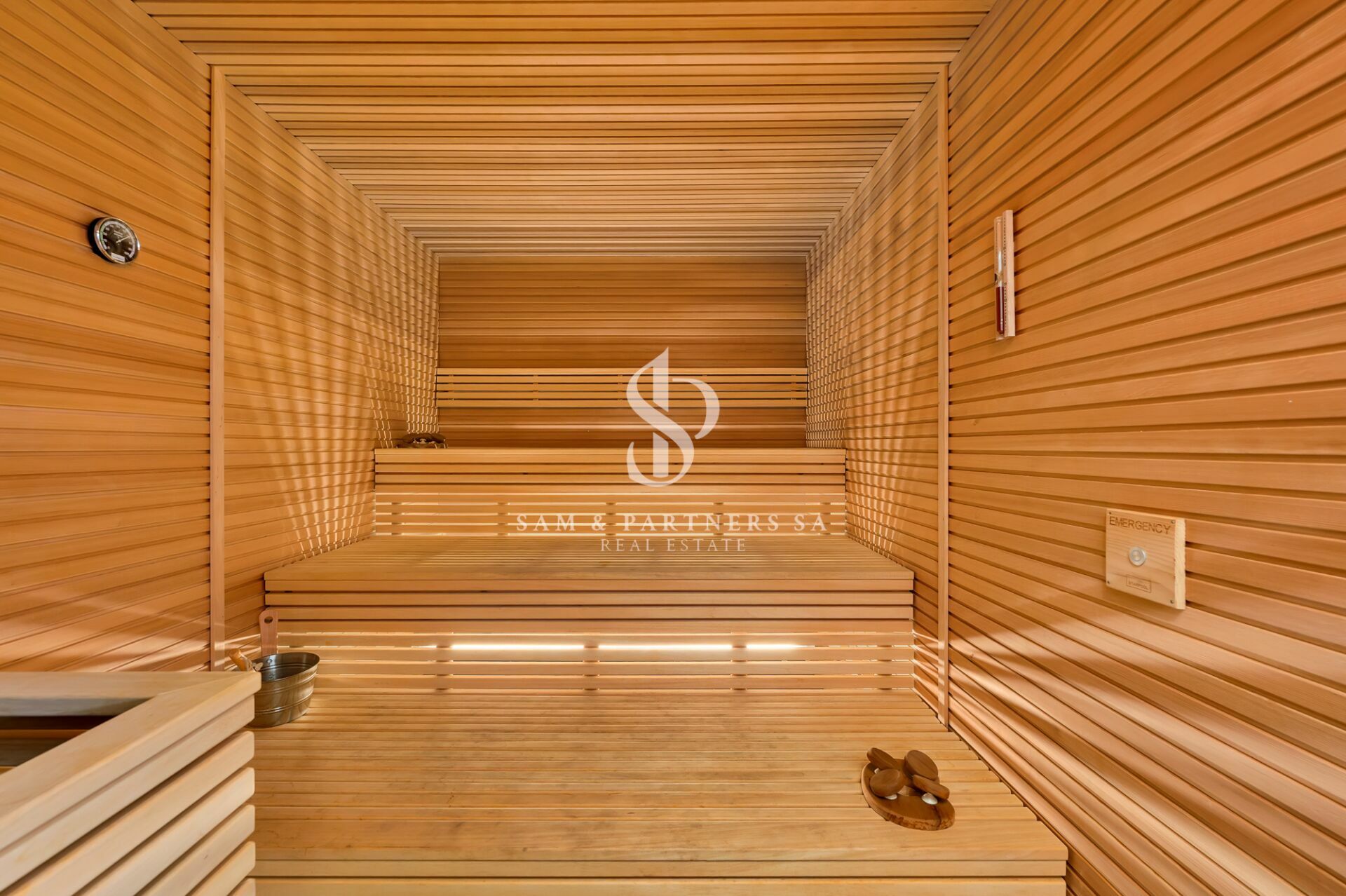 Holzsauna mit Bank und Ofen