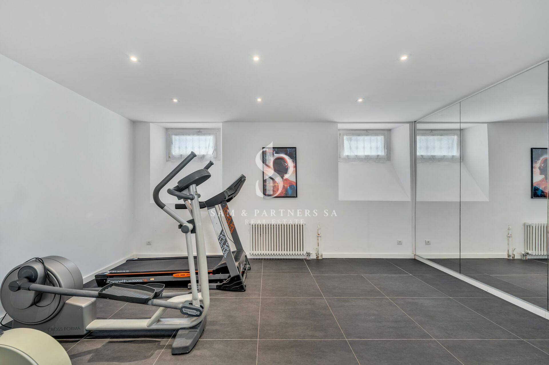 Heller Fitnessraum im Keller