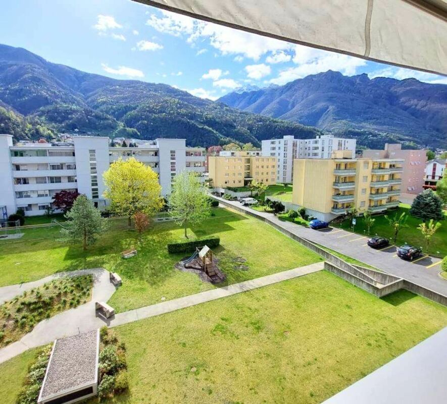 Blick auf Wohnanlage mit Bergpanorama