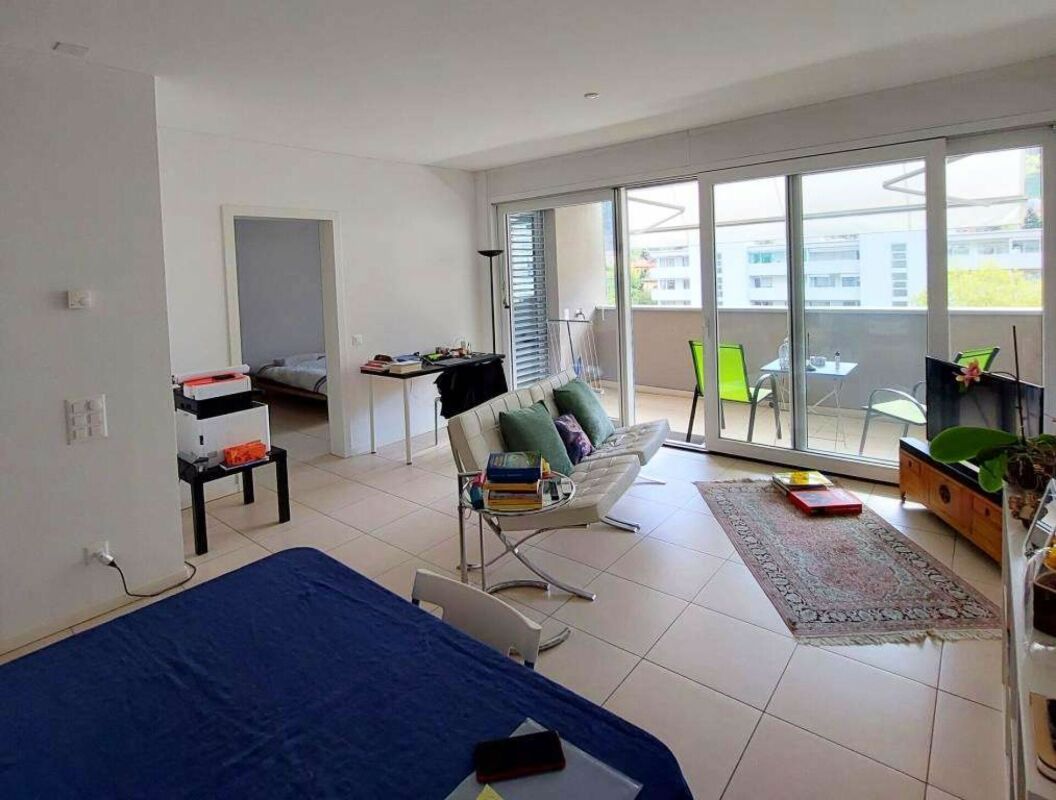 Helles Wohnzimmer mit Balkonzugang