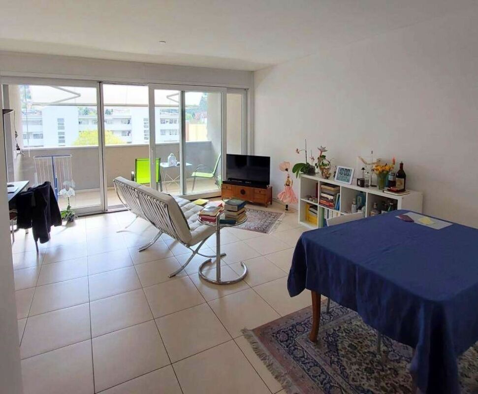 Heller Wohnraum mit Balkonzugang