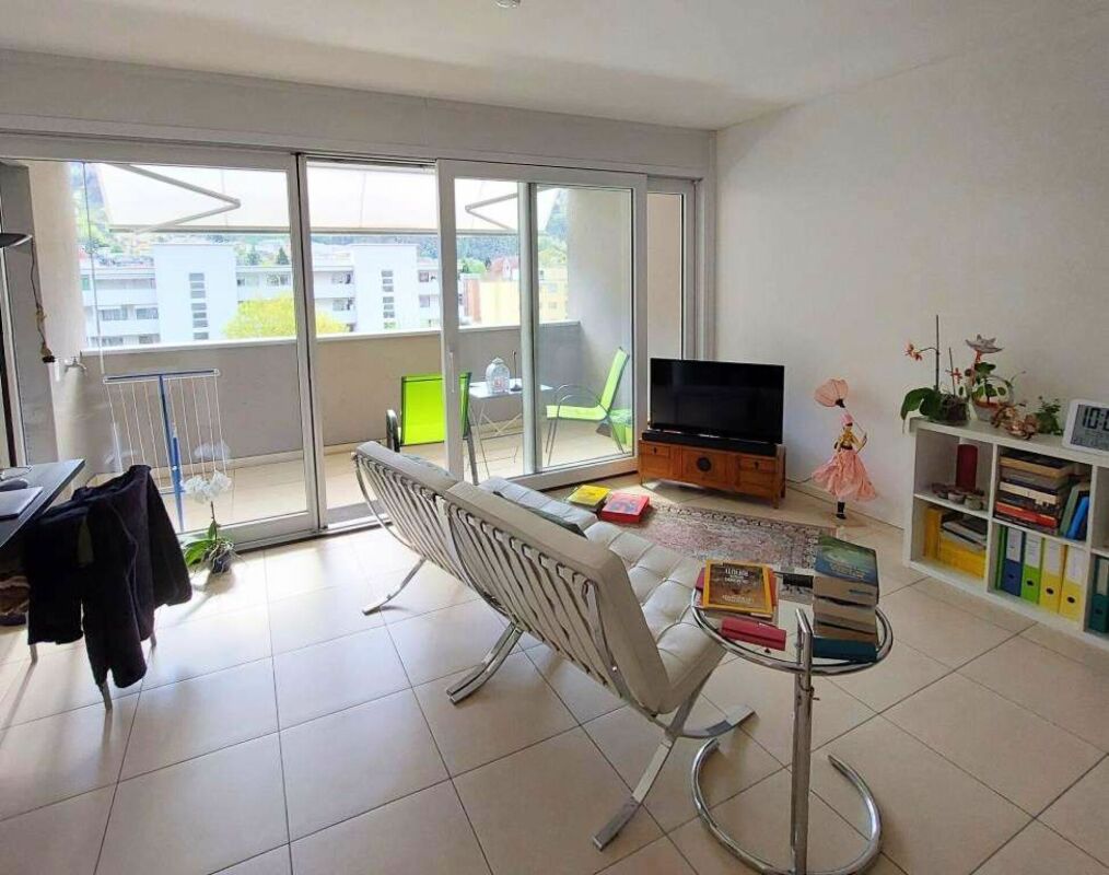 Wohnzimmer mit Balkon und Blick ins Freie