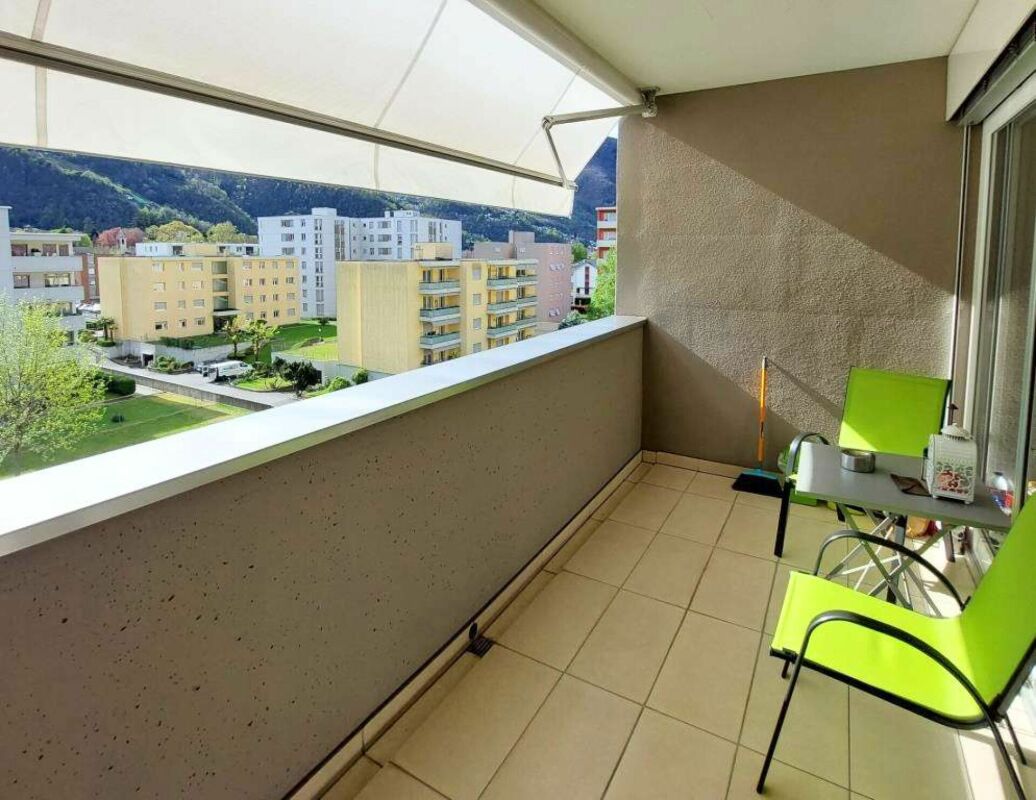 Balkon mit Berg- und Stadtblick