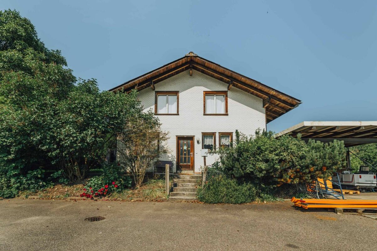 Freistehendes Haus mit Satteldach und Garten
