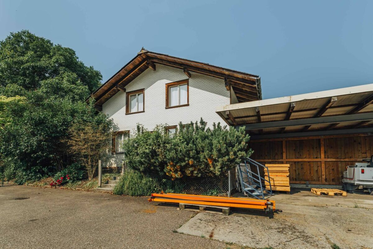 Landhaus mit Carport und Garten