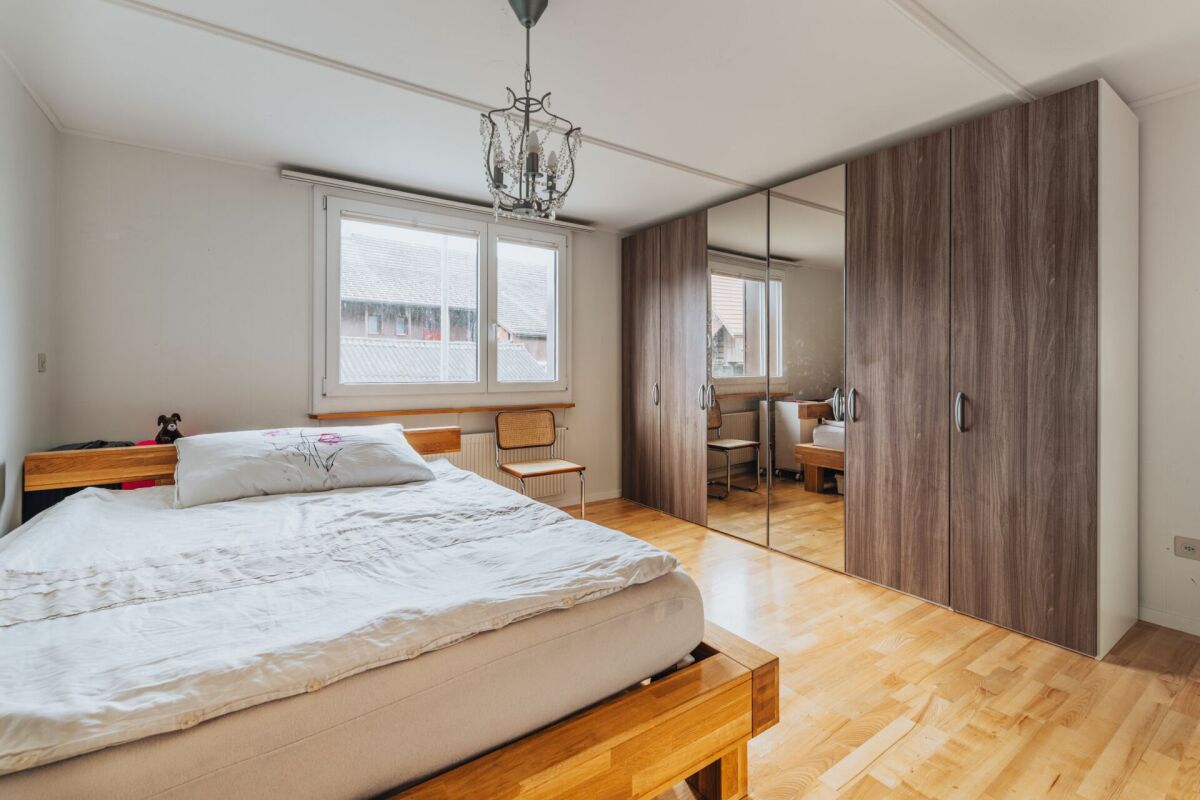 Schlafzimmer mit Kleiderschrank und Fenster