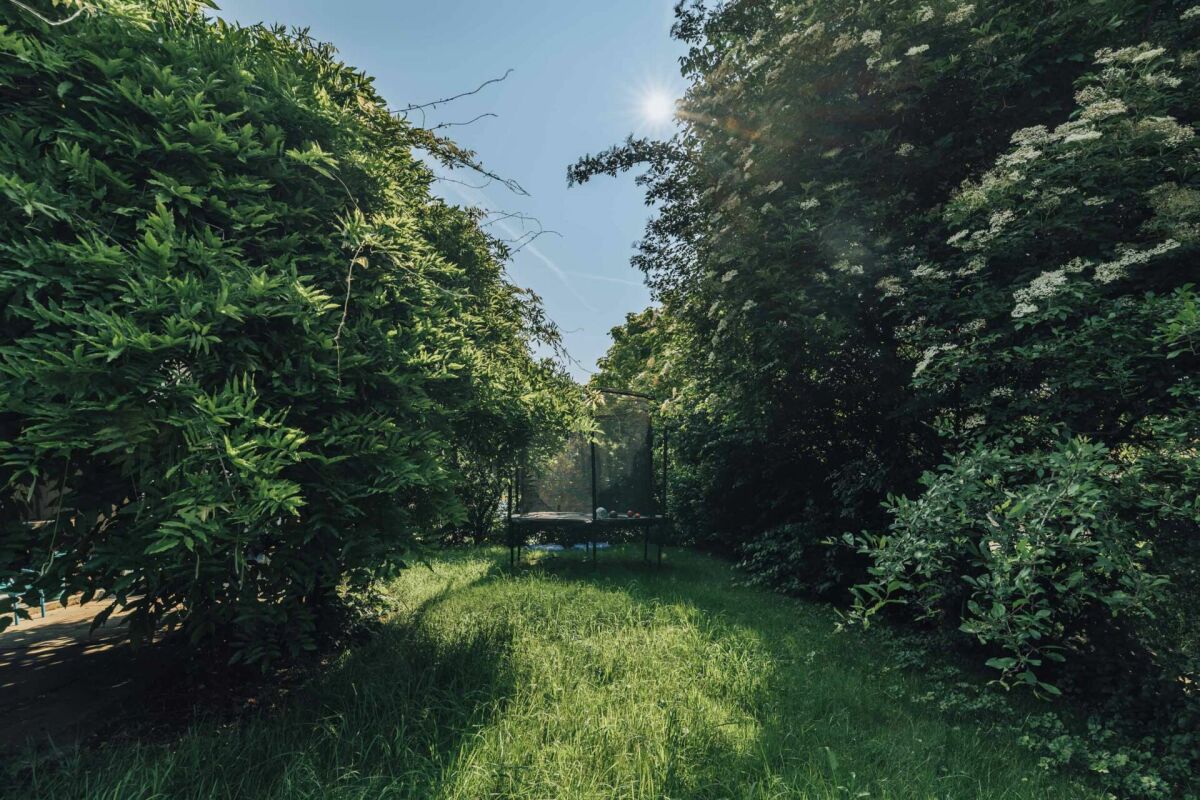 Großer, grüner Garten mit Trampolin