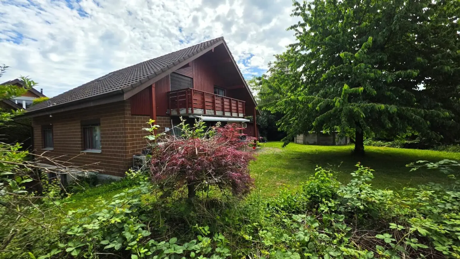 Wohnhaus mit Garten und Balkon