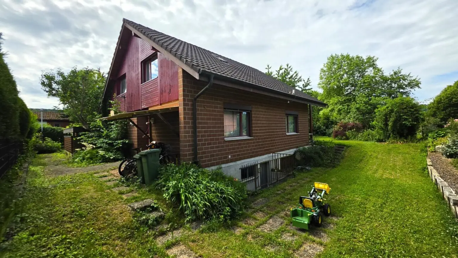 Freistehendes Haus mit Garten