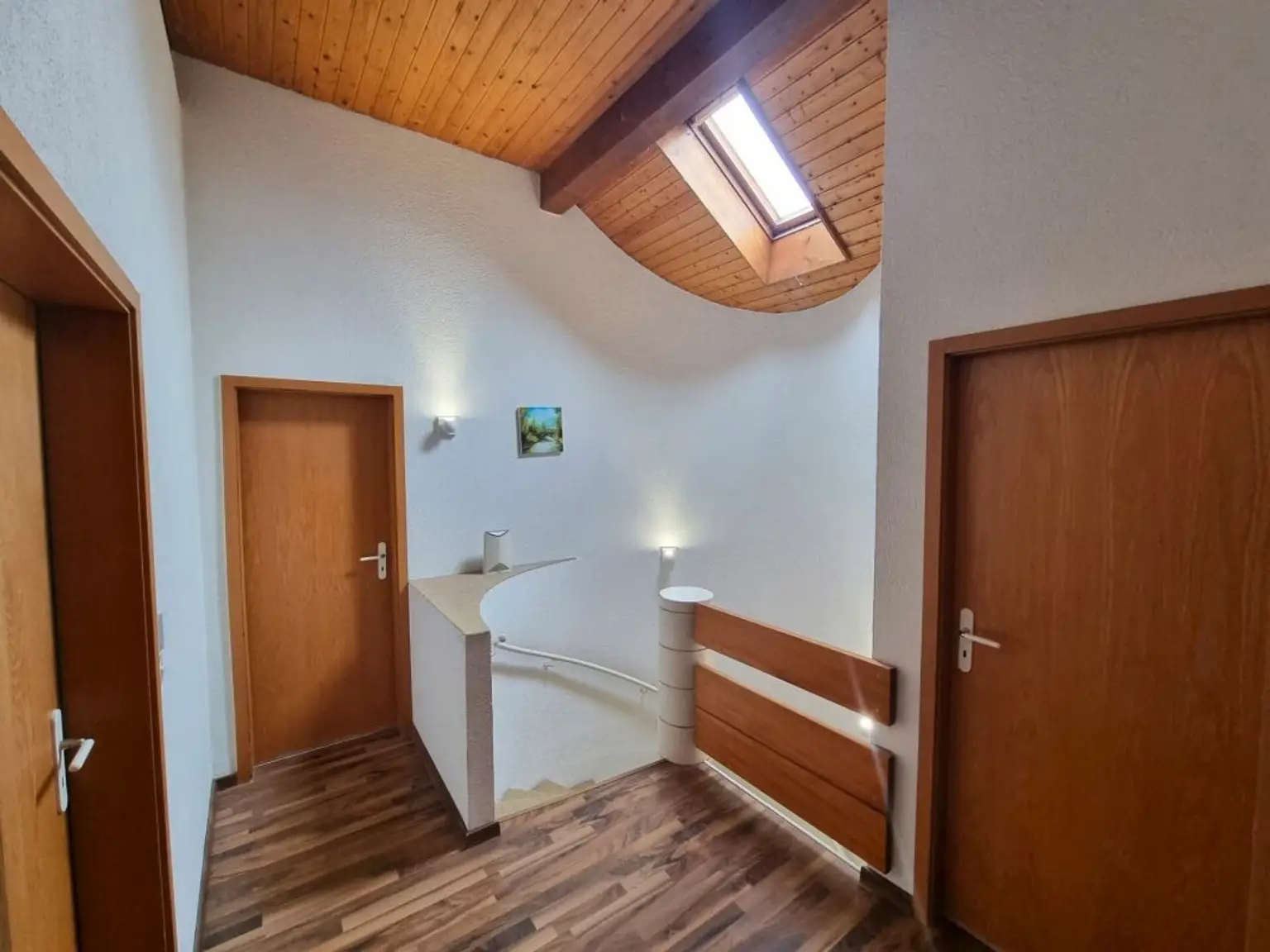 Treppenhaus mit Holzverkleidung