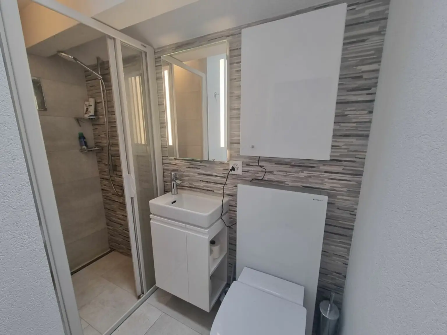 Modernes Badezimmer mit Dusche und WC