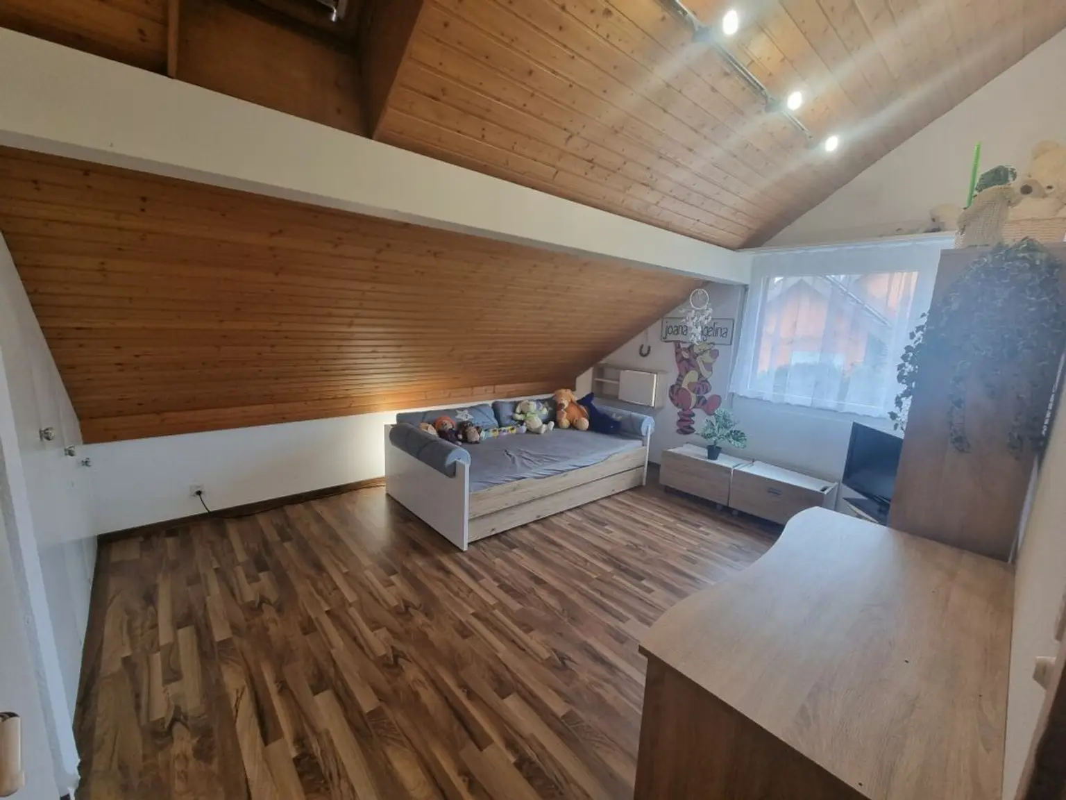 Dachzimmer mit Spielbereich