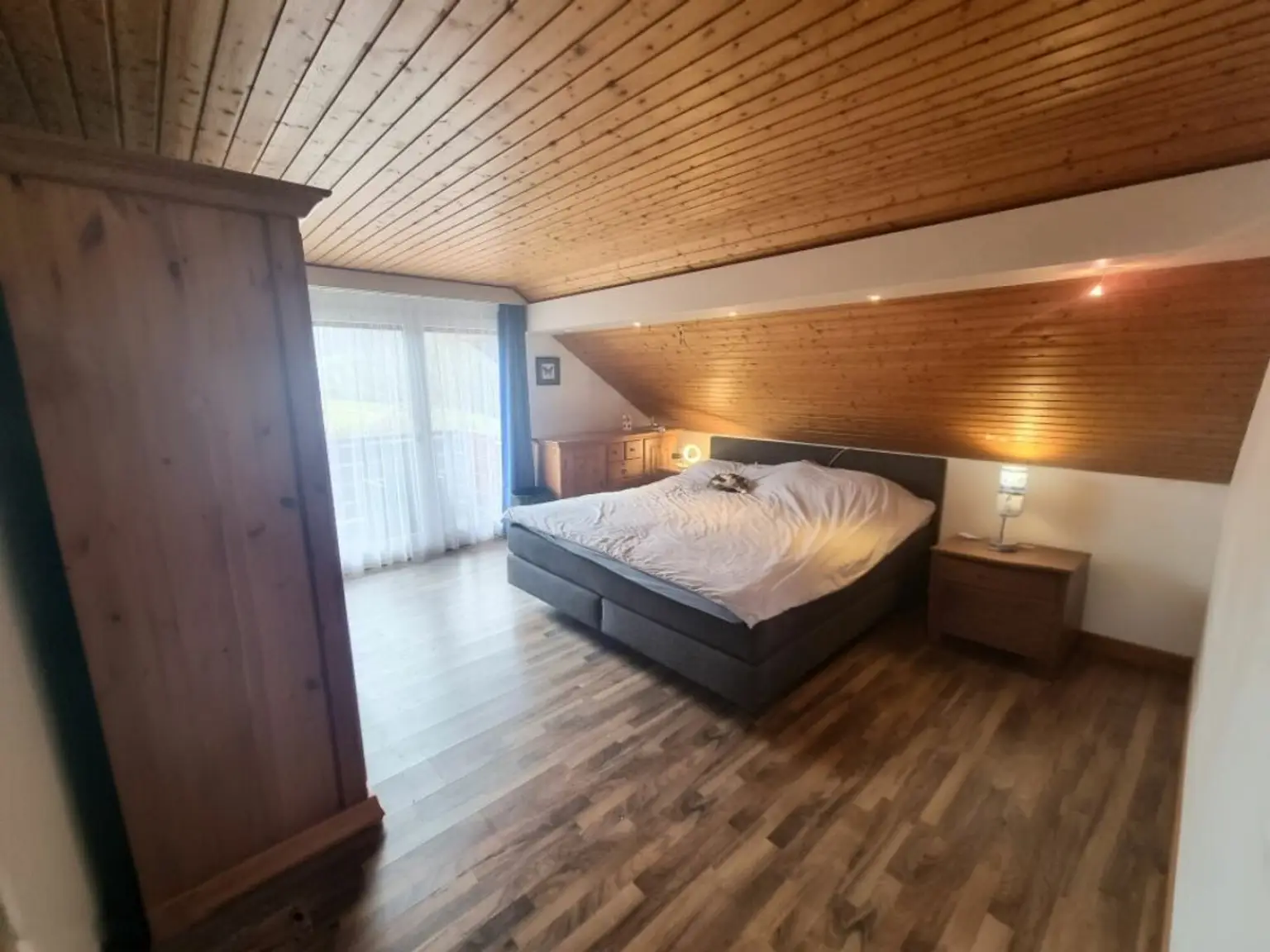 Gemütliches Schlafzimmer mit Holzverkleidung