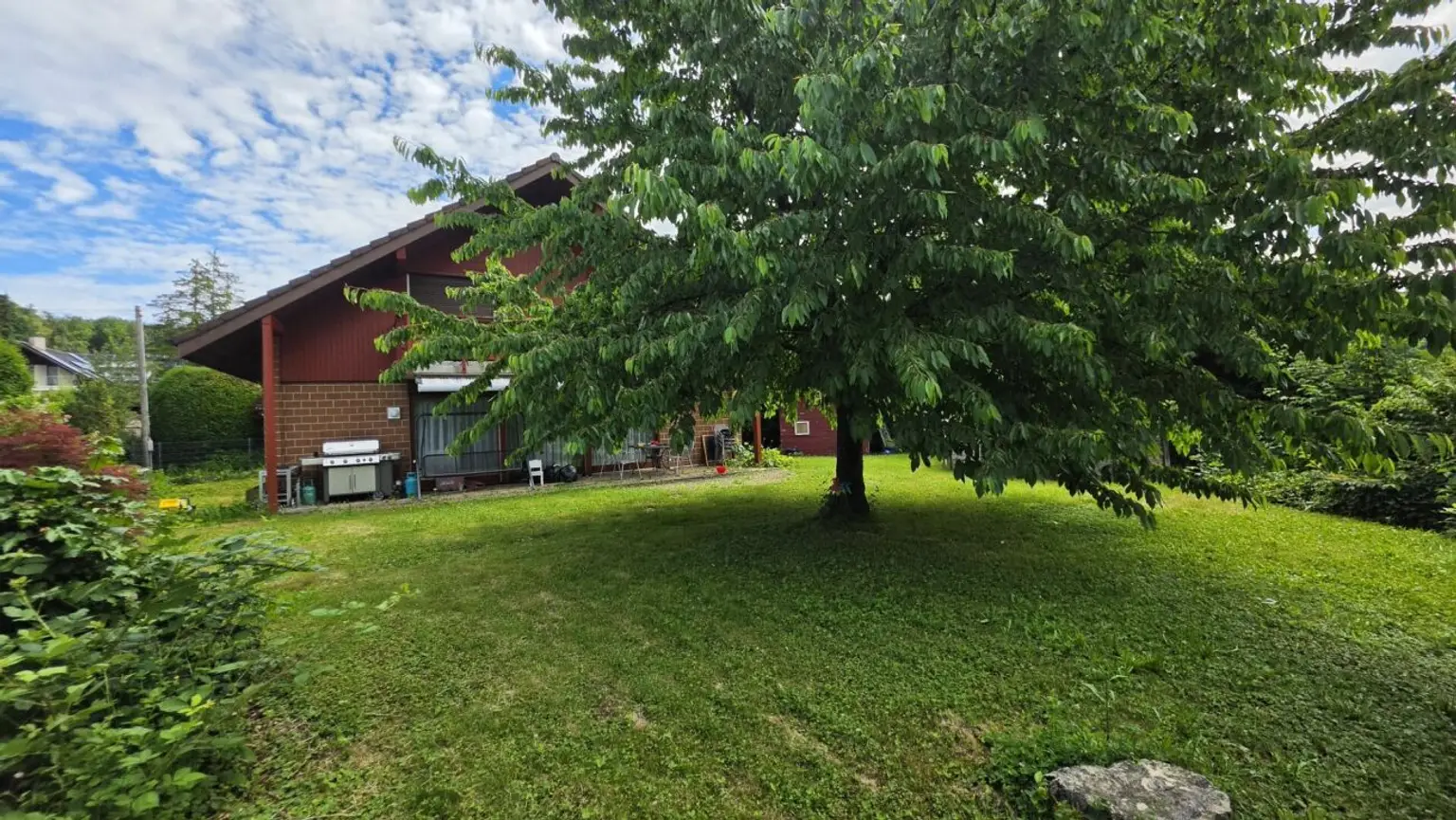 Großer Garten mit Wohnhaus und Terrasse