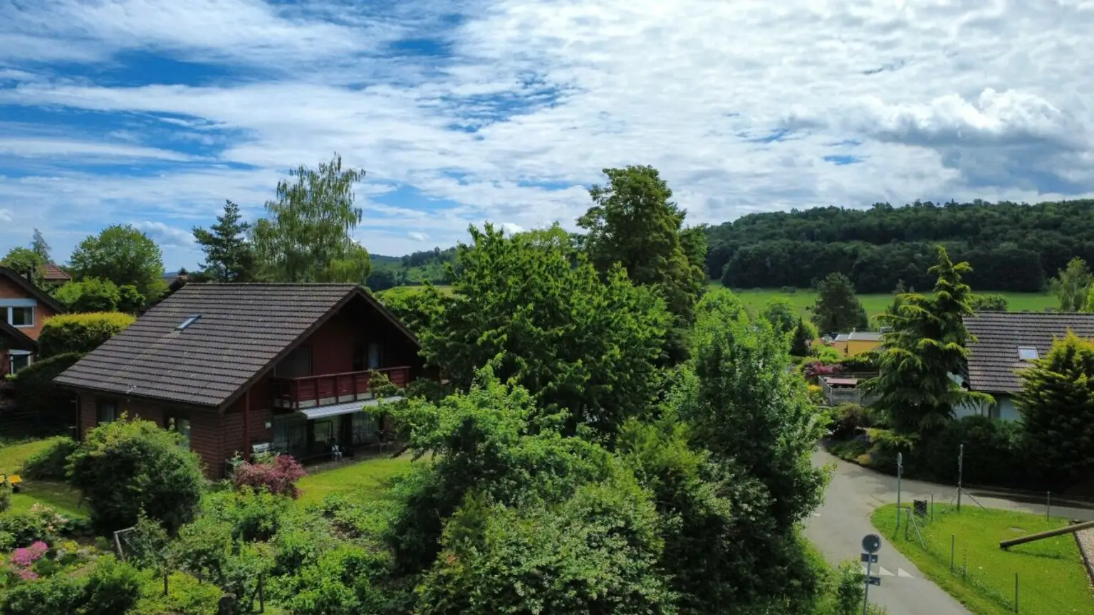 Ländliche Wohnsiedlung mit viel Grün